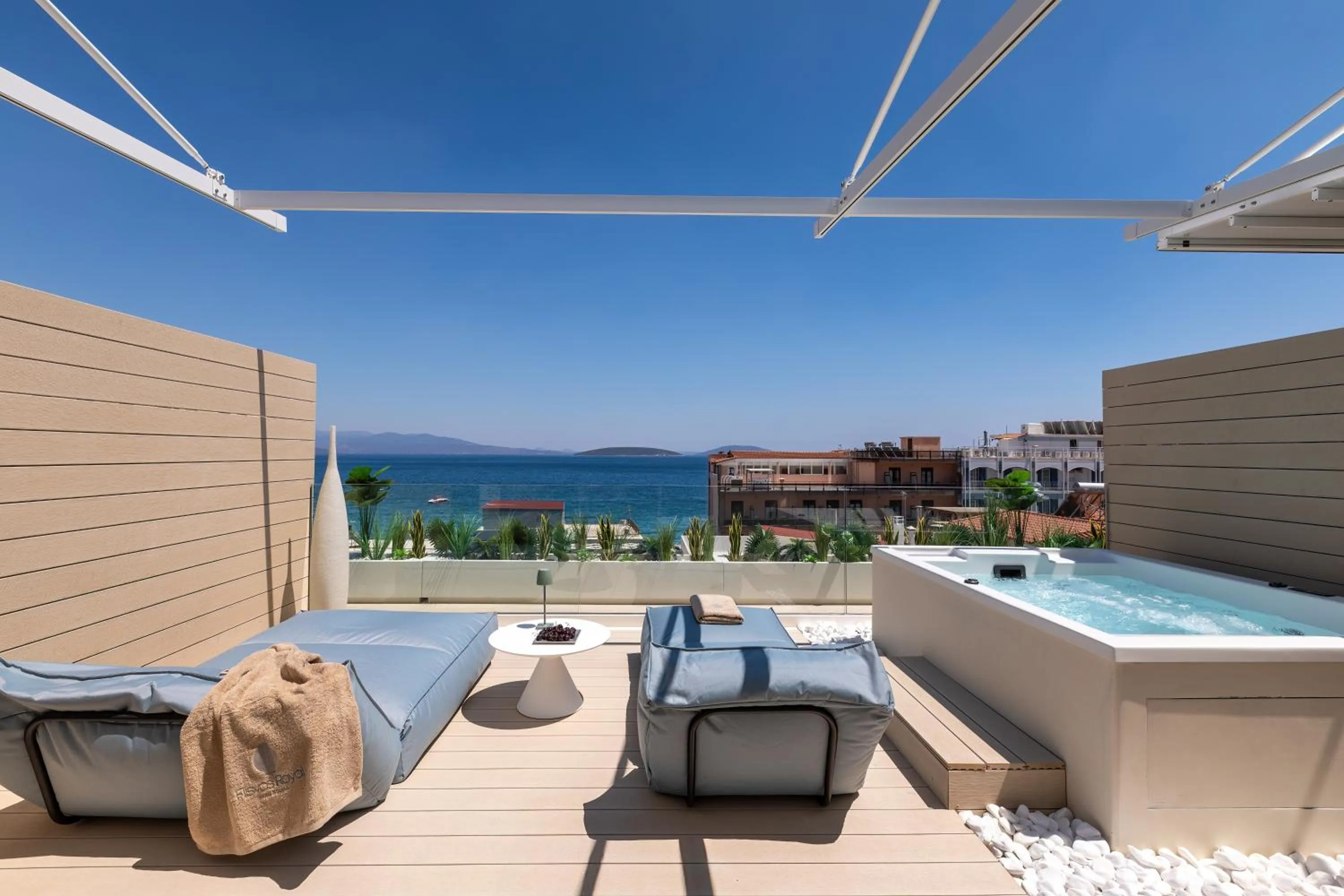 Hot Tub in Flisvos Royal Hotel & Suites