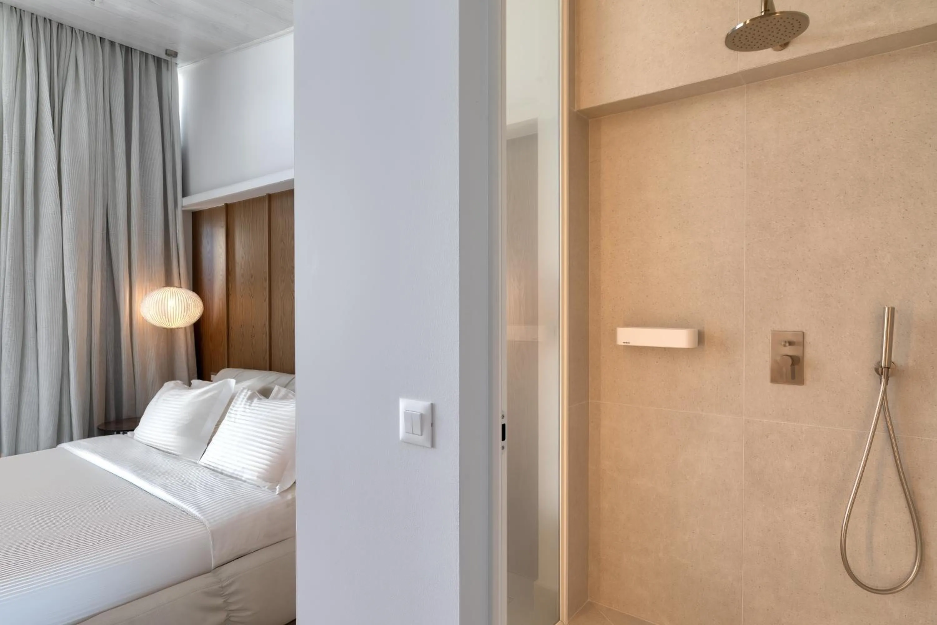 Bathroom, Bed in Flisvos Royal Hotel & Suites