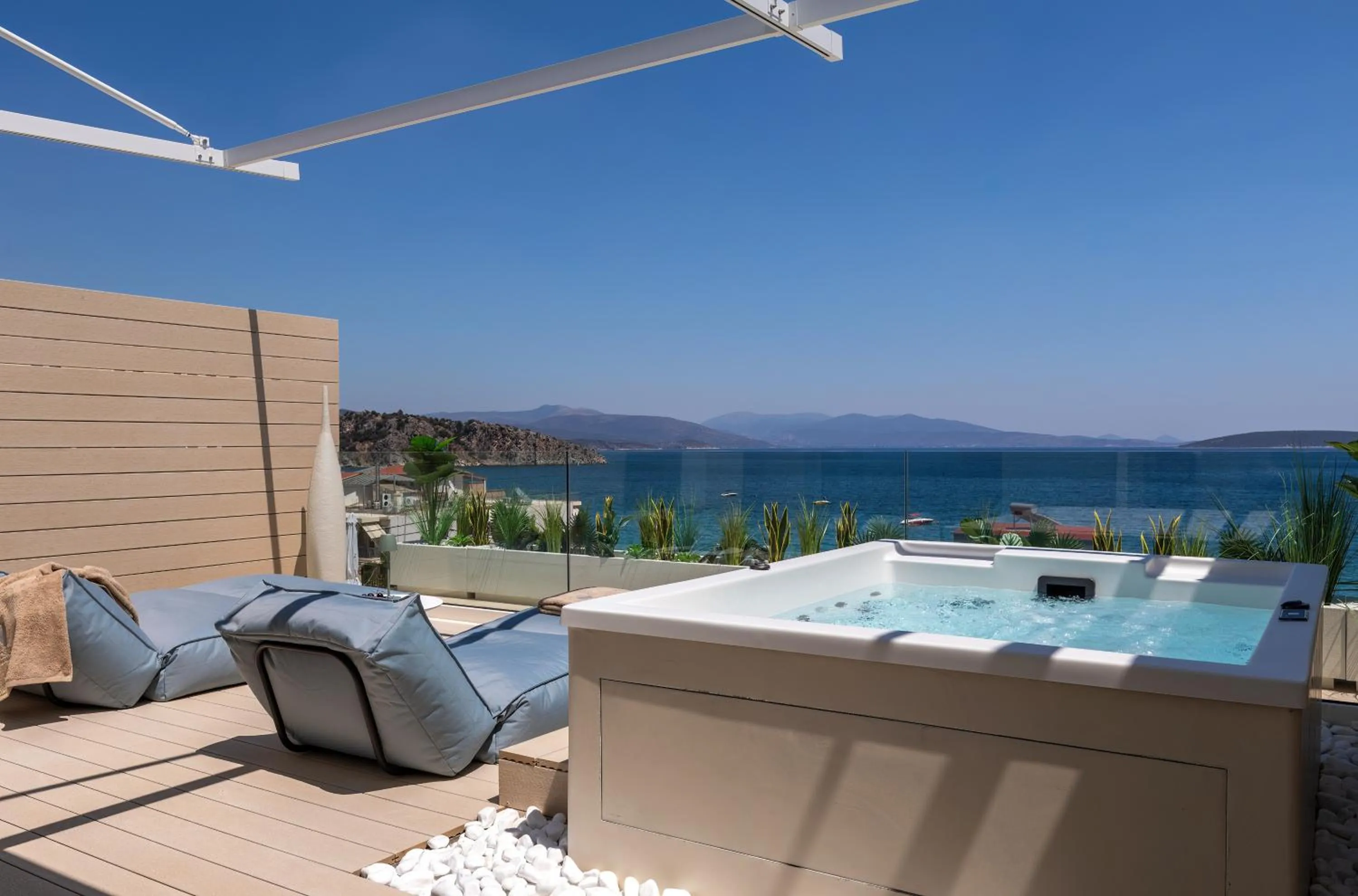 Hot Tub in Flisvos Royal Hotel & Suites