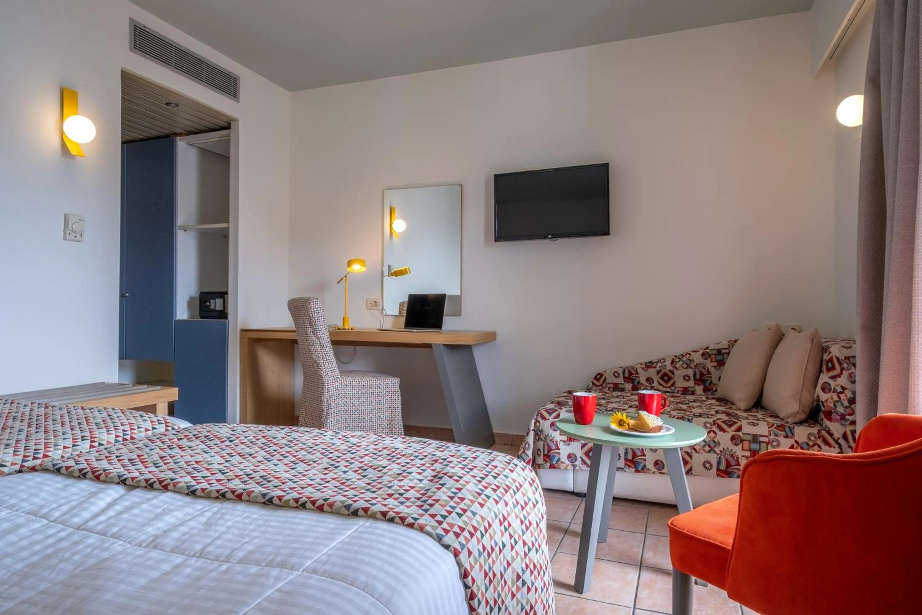 Bed in Flisvos Royal Hotel & Suites