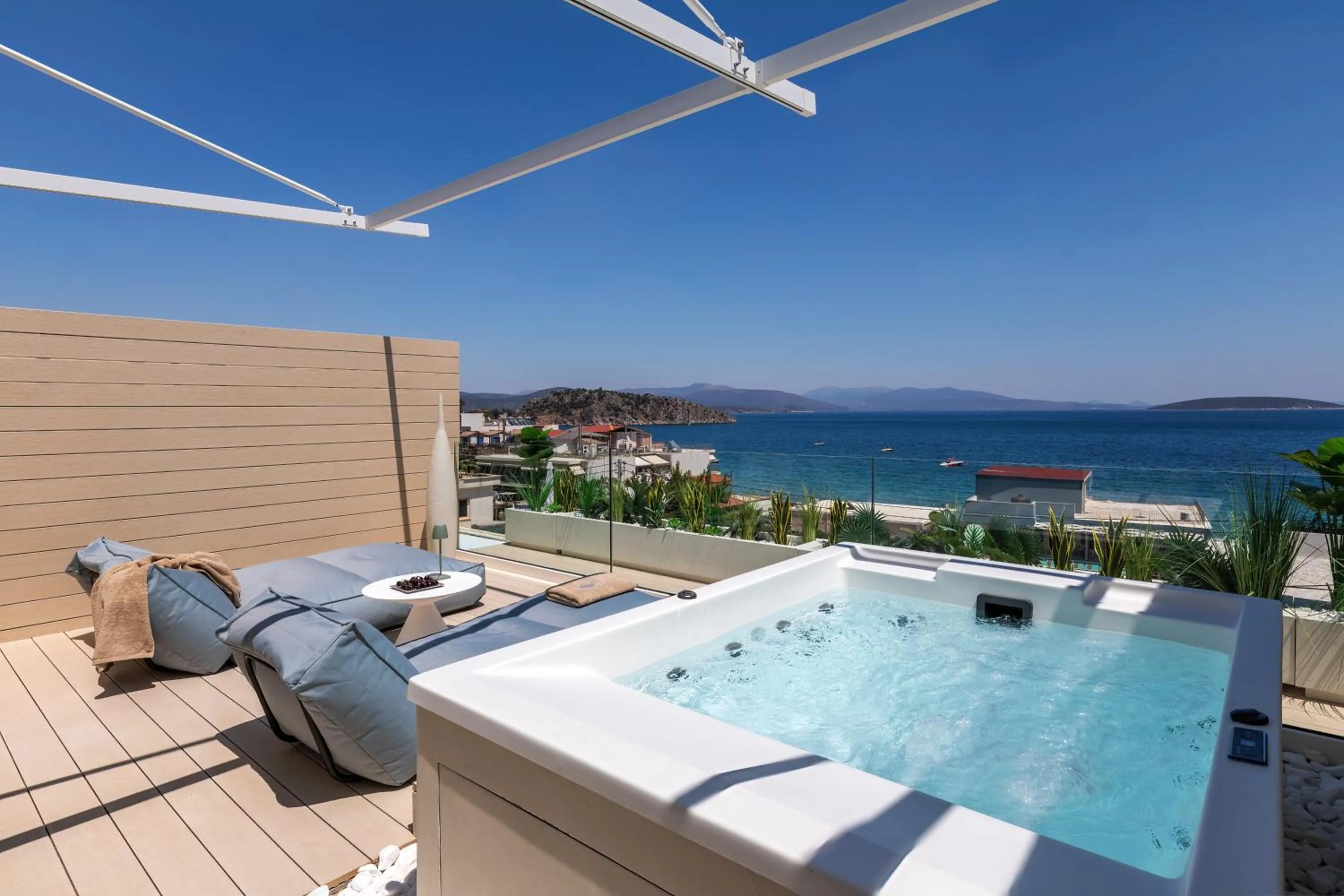 Hot Tub in Flisvos Royal Hotel & Suites