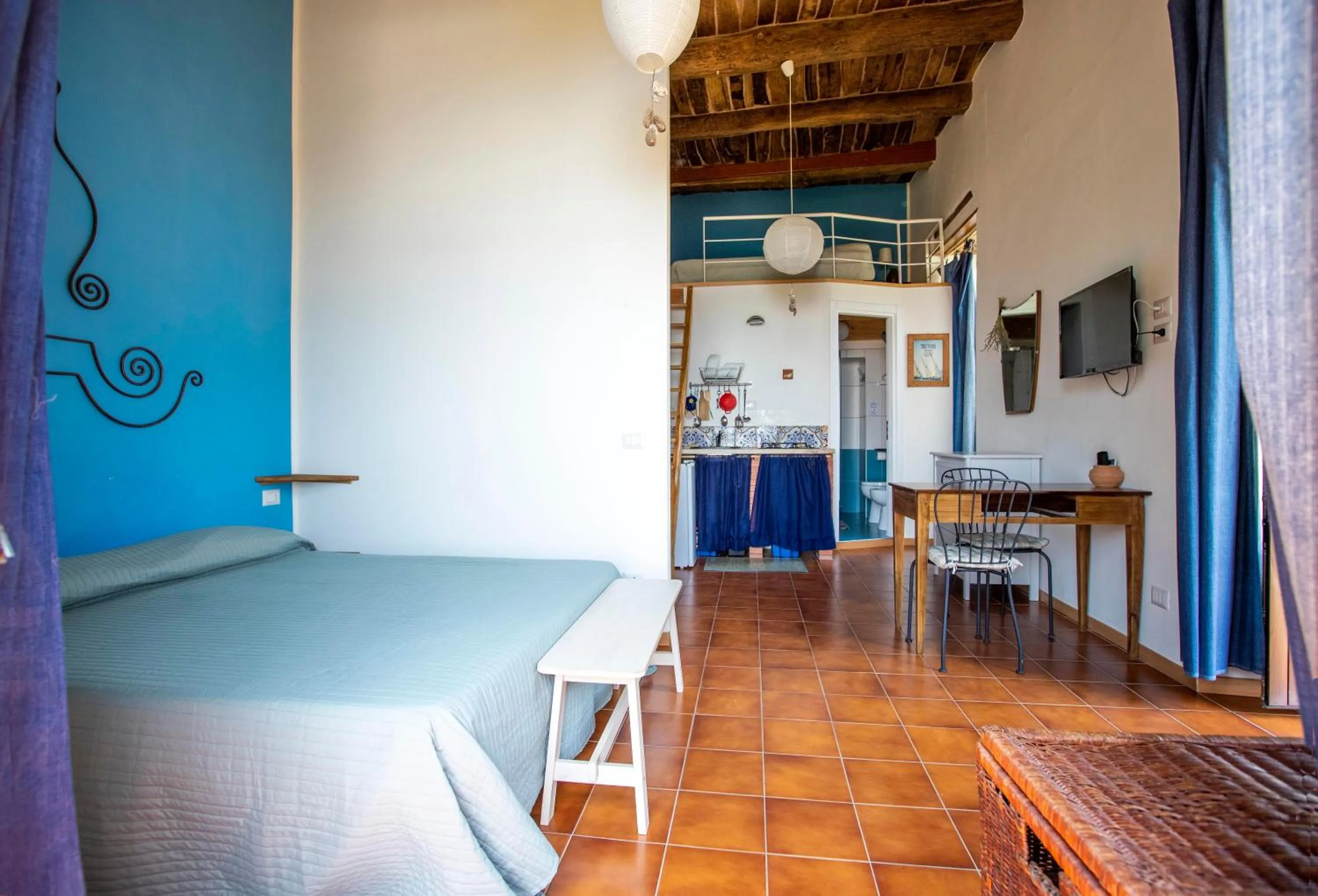 Photo of the whole room in La Casa sul Blu Albergo Diffuso
