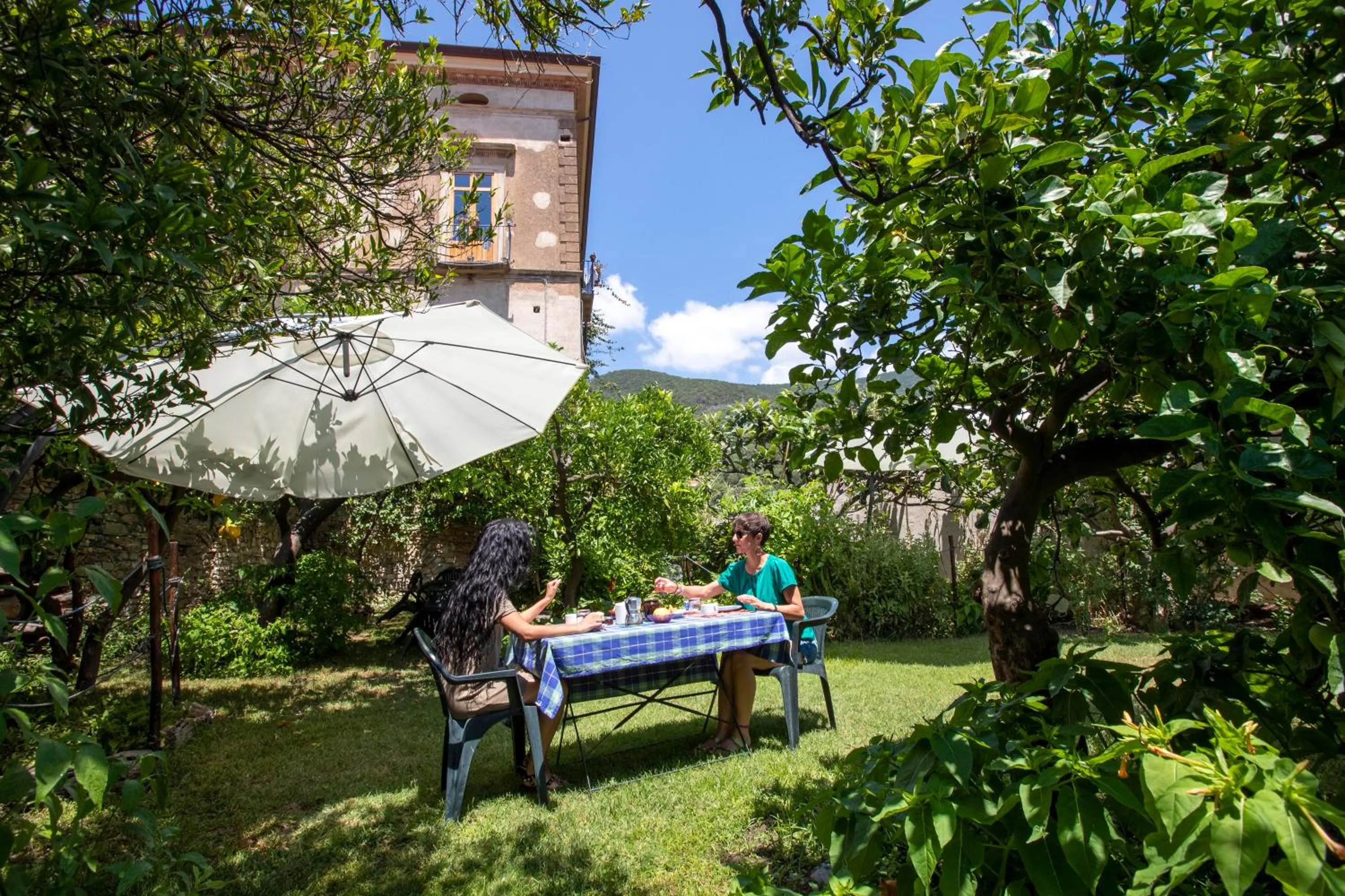 People in La Casa sul Blu Albergo Diffuso