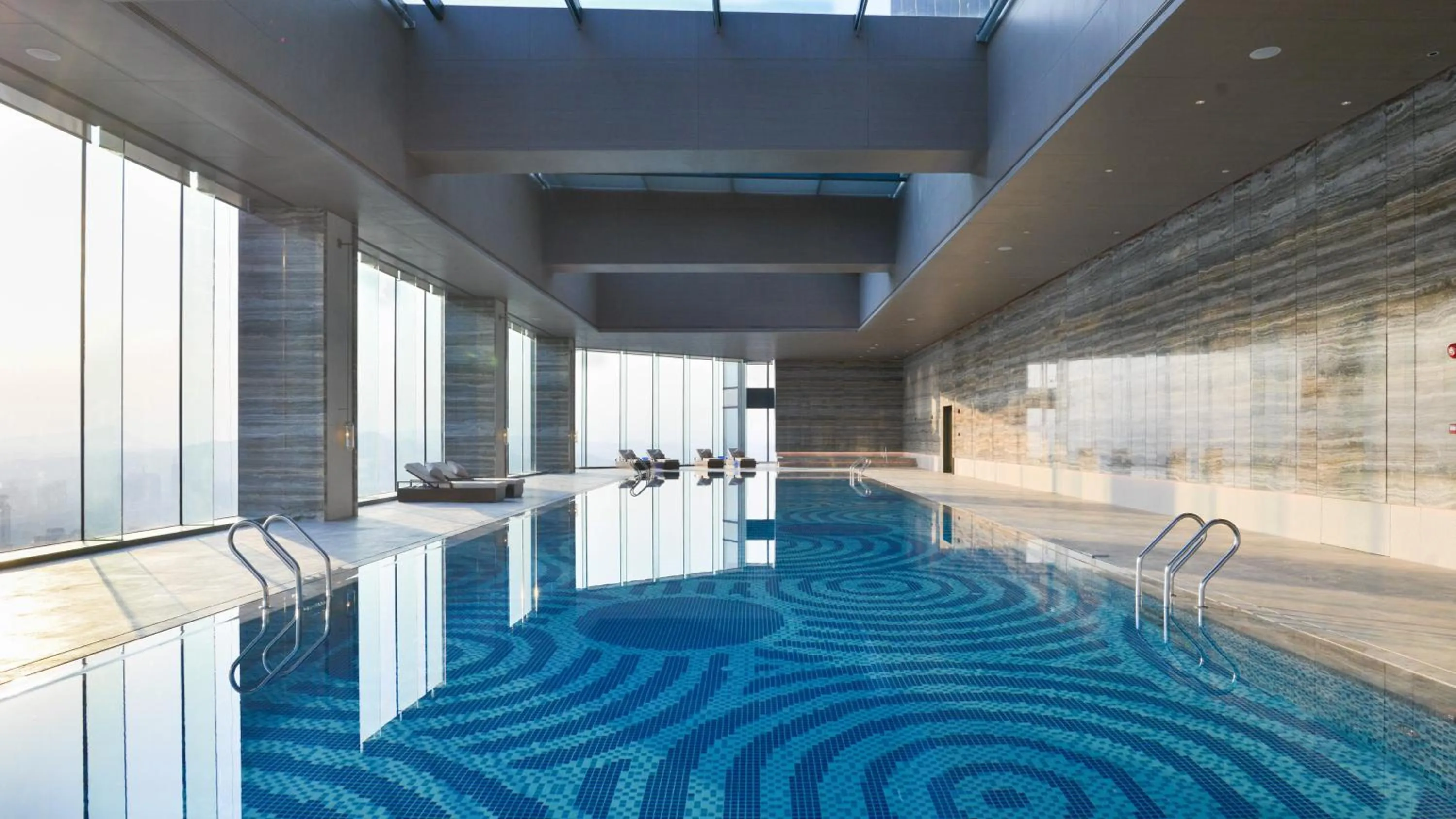 Swimming pool in Pullman Huizhou Kaisa