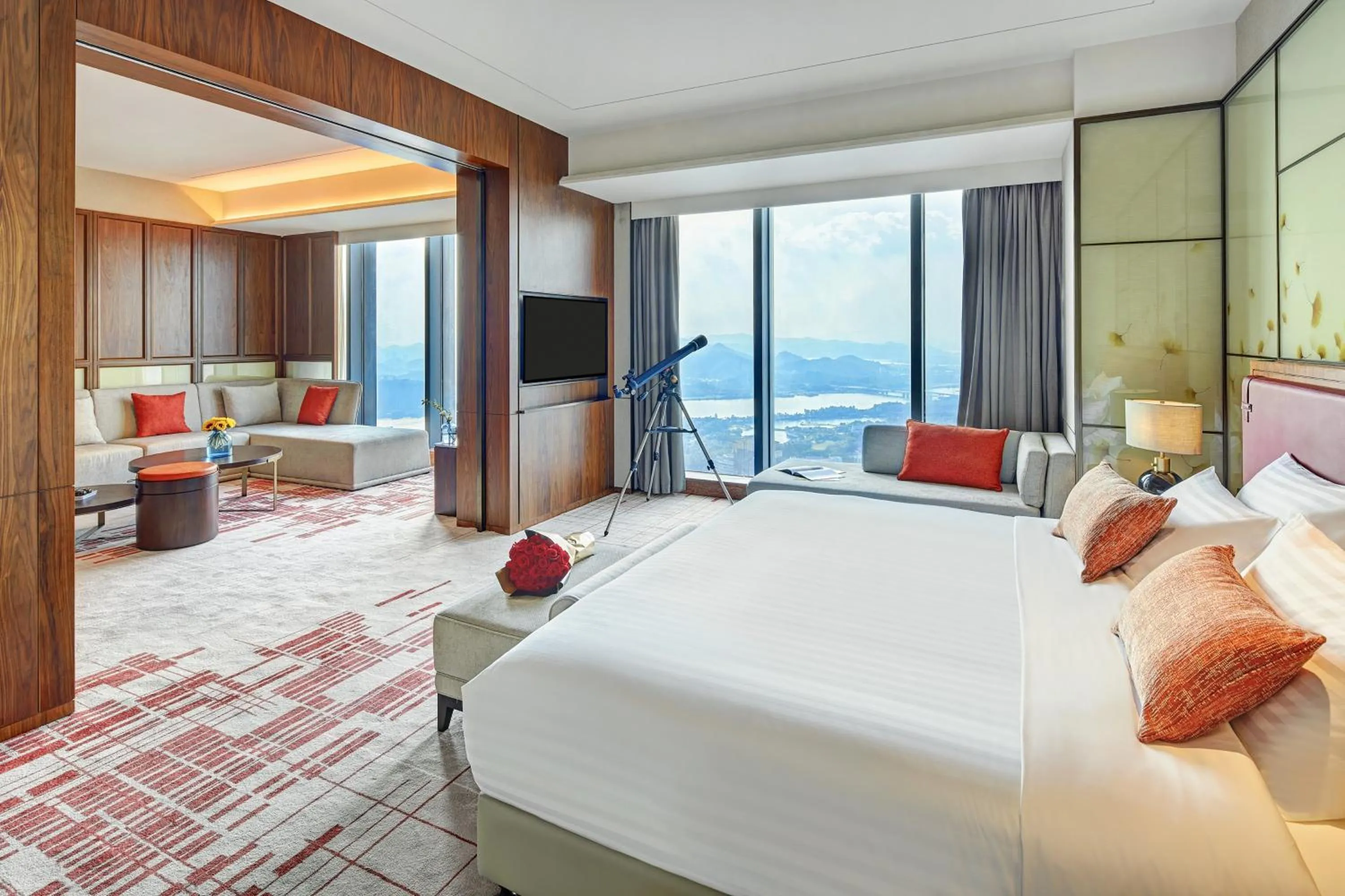 Photo of the whole room, Bed in Pullman Huizhou Kaisa