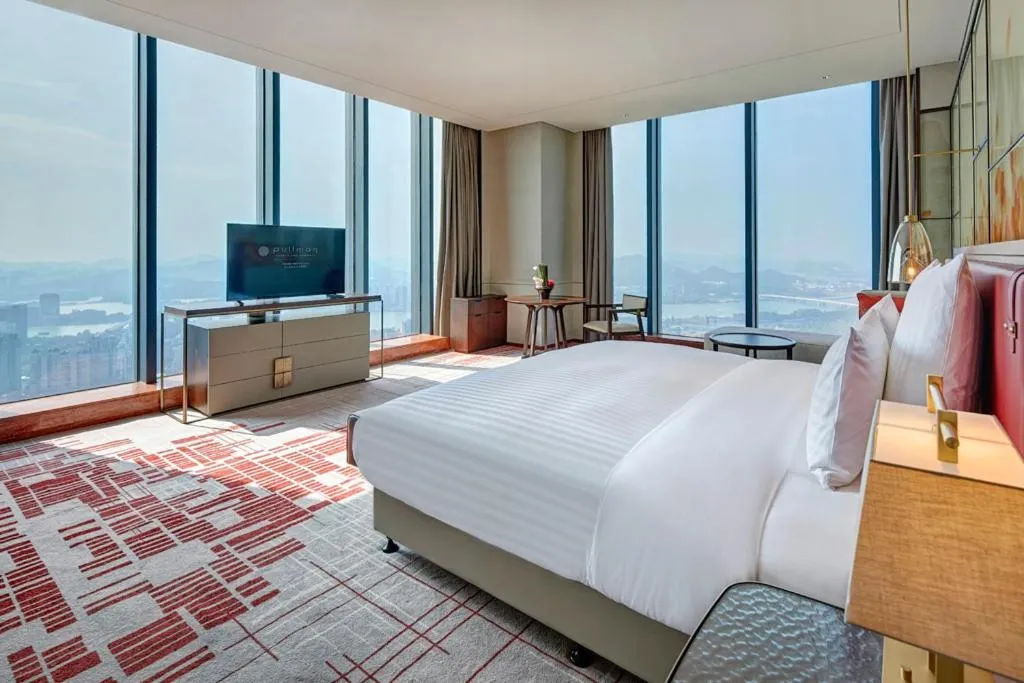 Photo of the whole room, Bed in Pullman Huizhou Kaisa