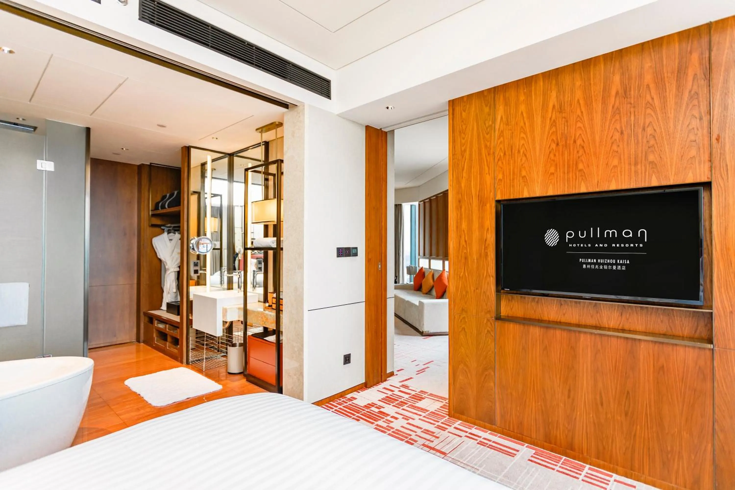 Property building, Bed in Pullman Huizhou Kaisa