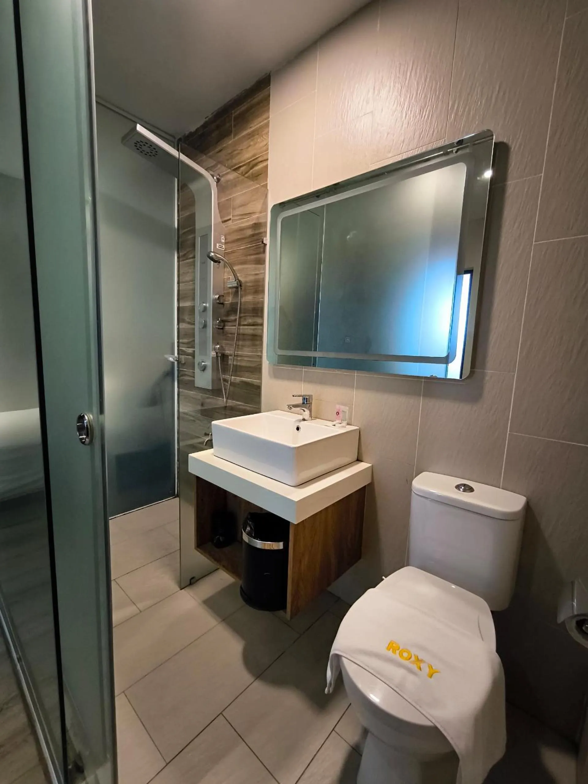 Bathroom in Roxy Hotel Padungan