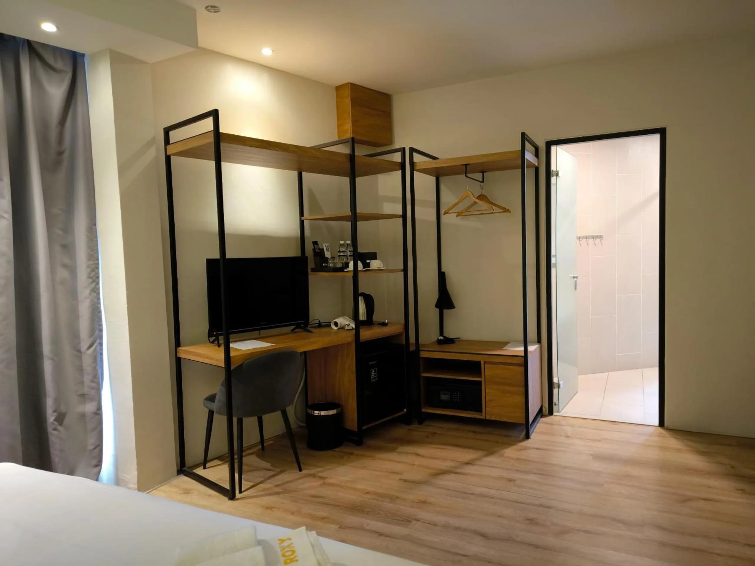 View (from property/room), Bed in Roxy Hotel Padungan