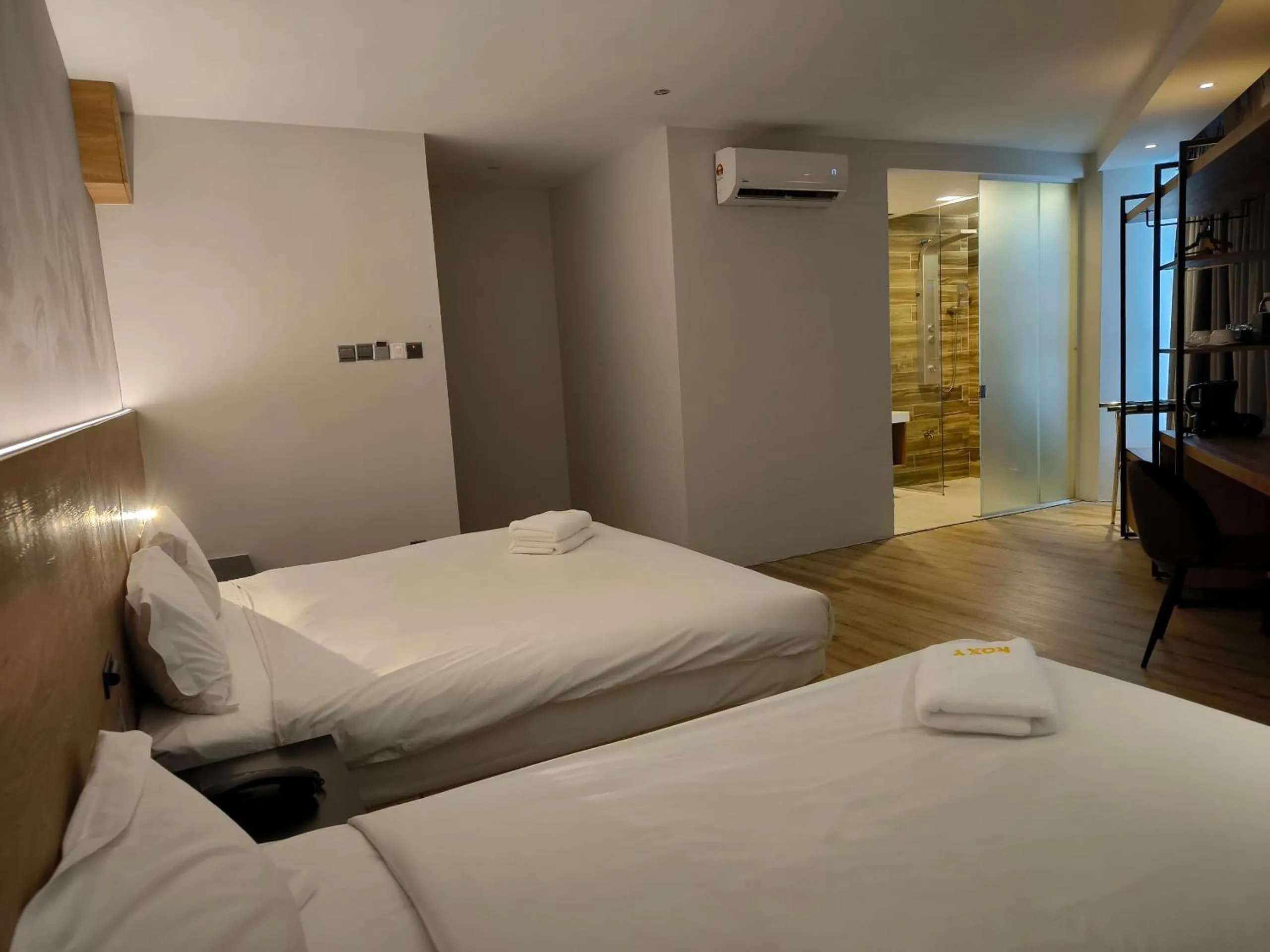 Bedroom, Bed in Roxy Hotel Padungan