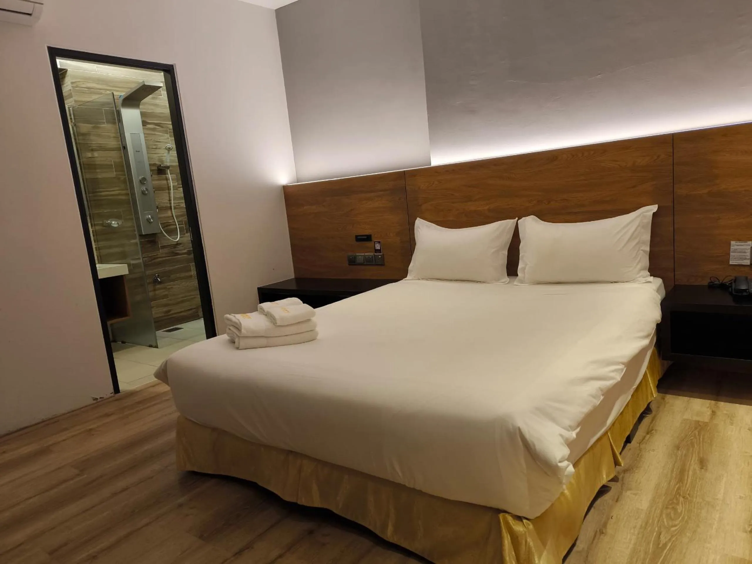 Bedroom, Bed in Roxy Hotel Padungan