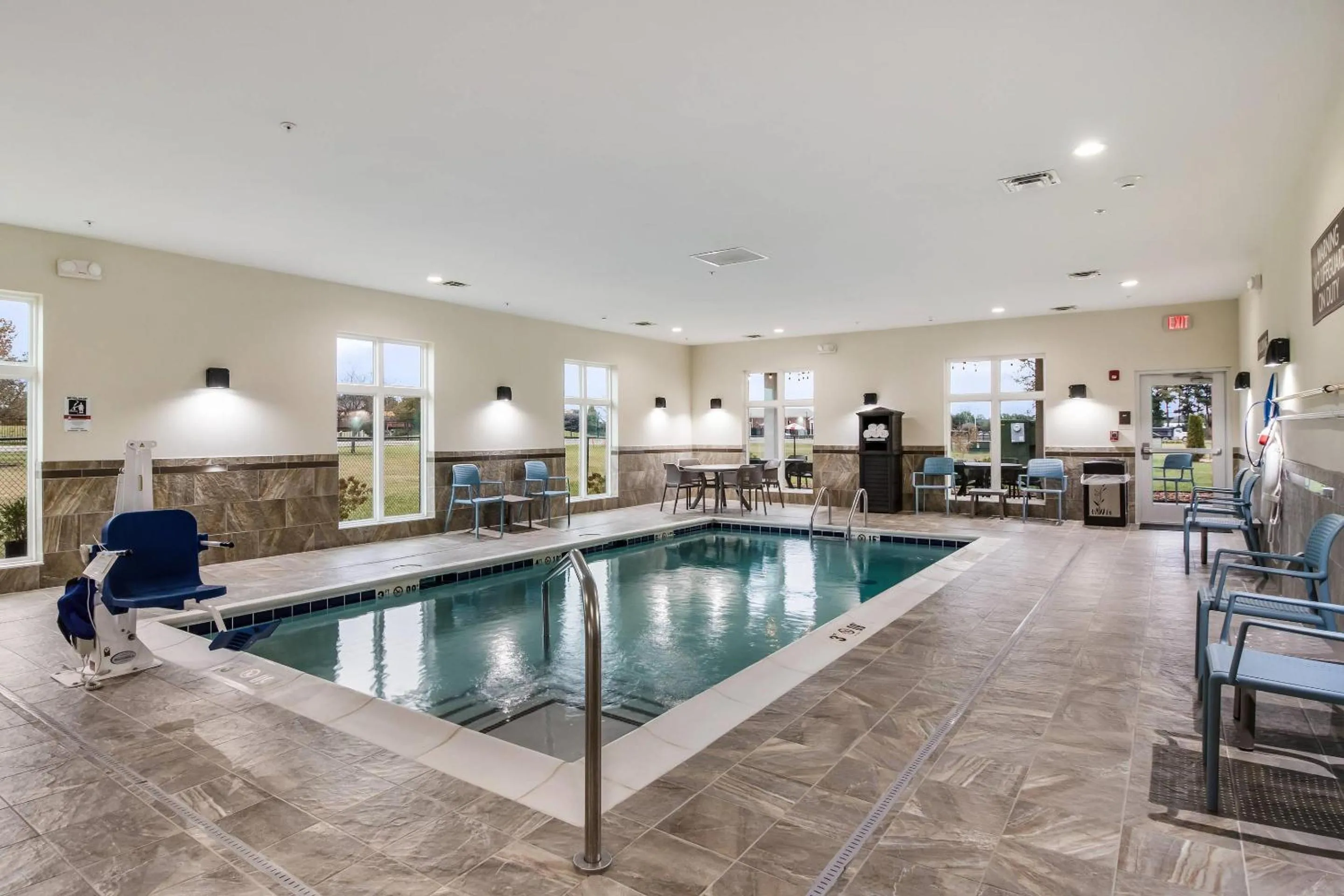 Swimming pool in Sleep Inn at Discovery Park of America