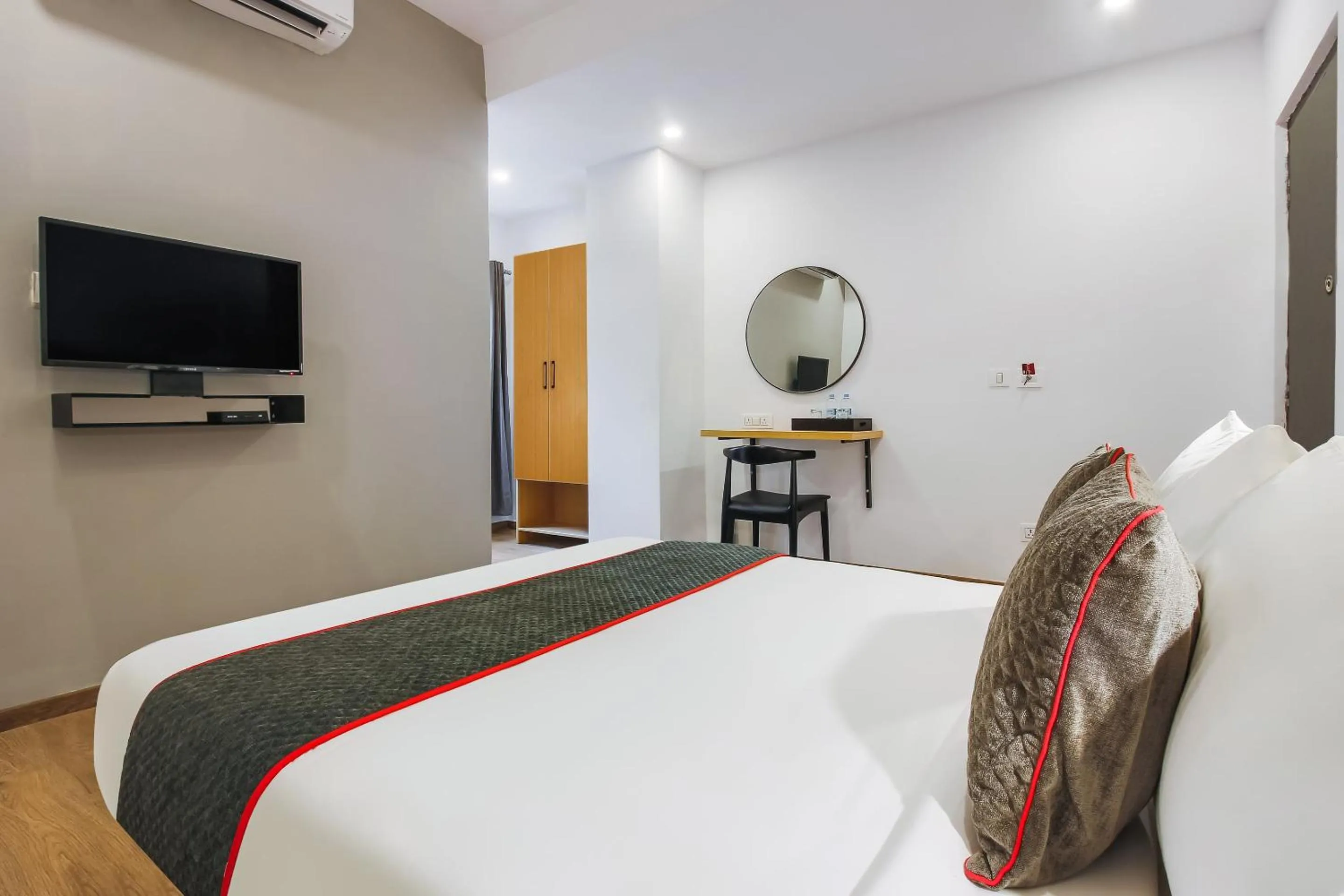Bedroom, Bed in Super Townhouse THE CINCO HOTEL NEAR ESI HOSPITAL ( SR NAGAR)