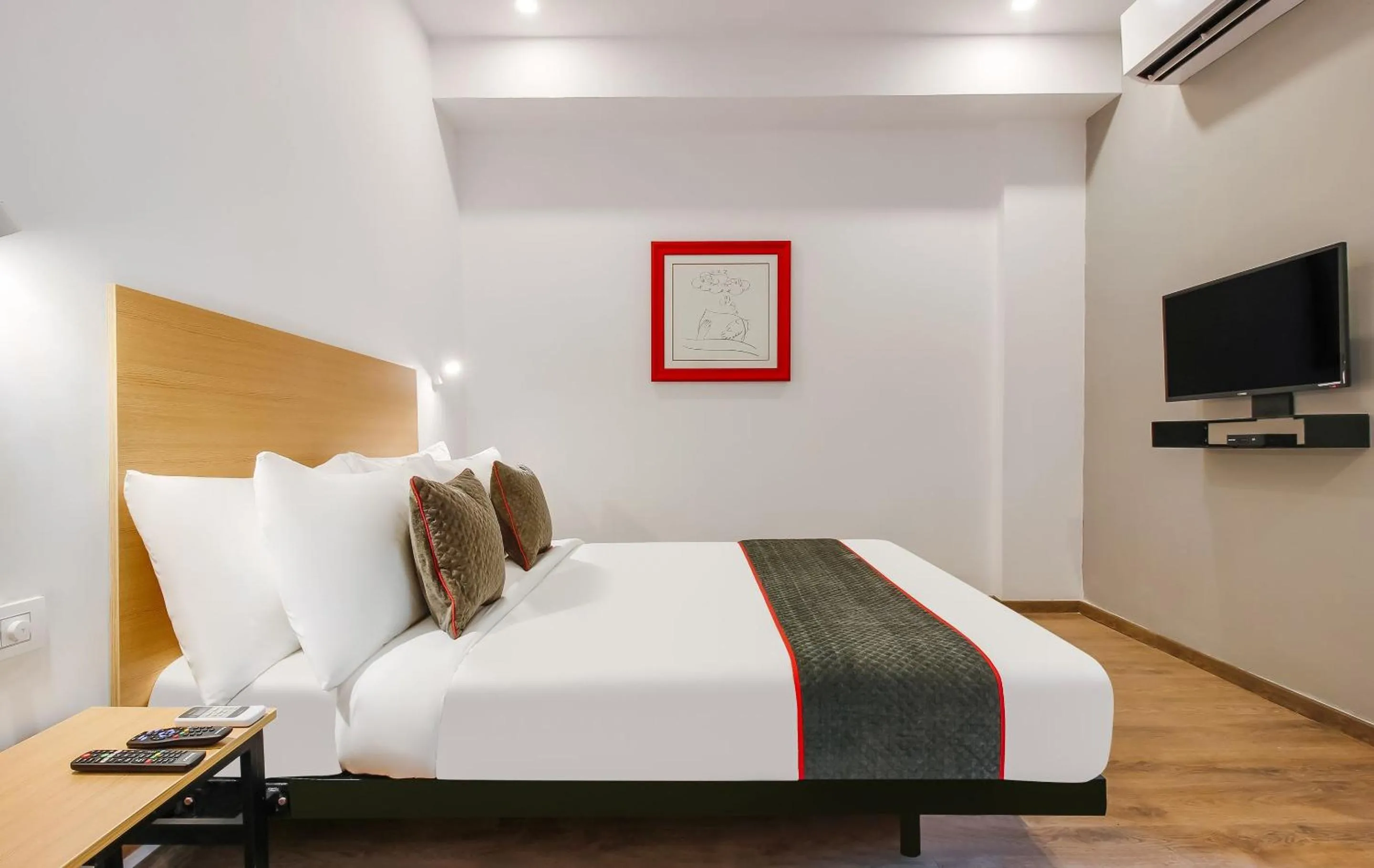 Bedroom, Bed in Super Townhouse THE CINCO HOTEL NEAR ESI HOSPITAL ( SR NAGAR)