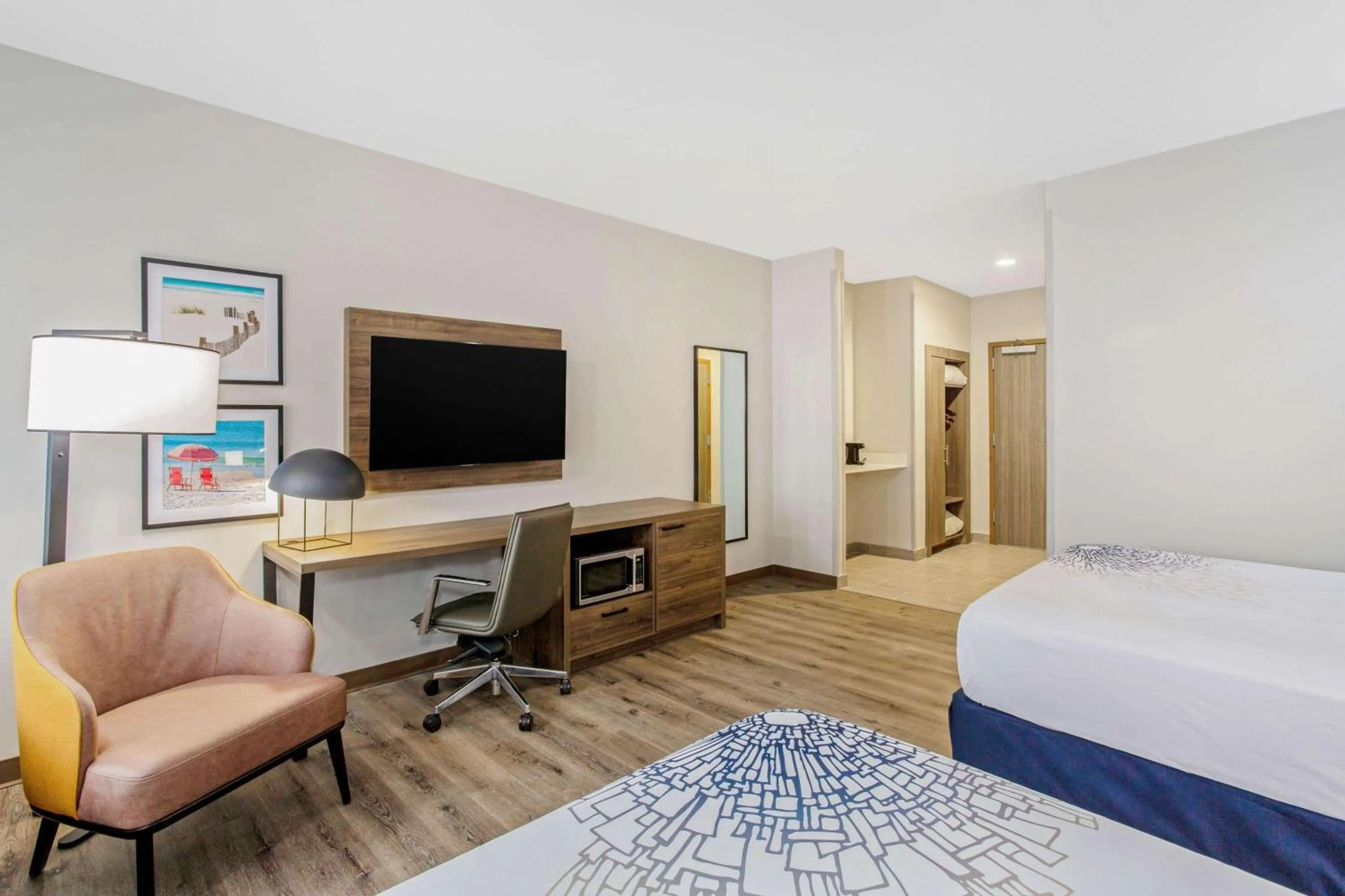 Photo of the whole room, Bed in La Quinta Inn & Suites by Wyndham Miramar Beach-Destin