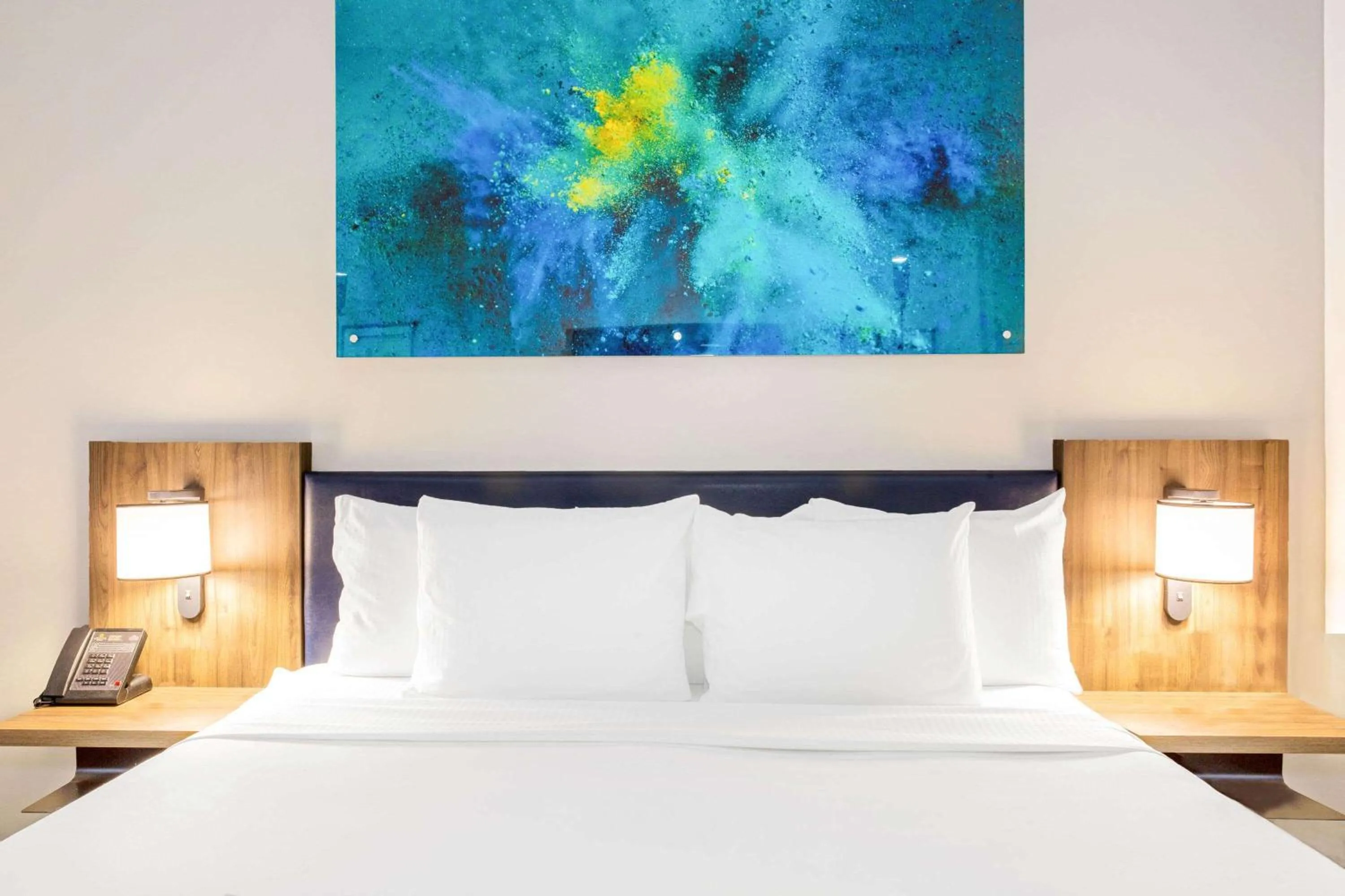 Photo of the whole room, Bed in La Quinta Inn & Suites by Wyndham Miramar Beach-Destin