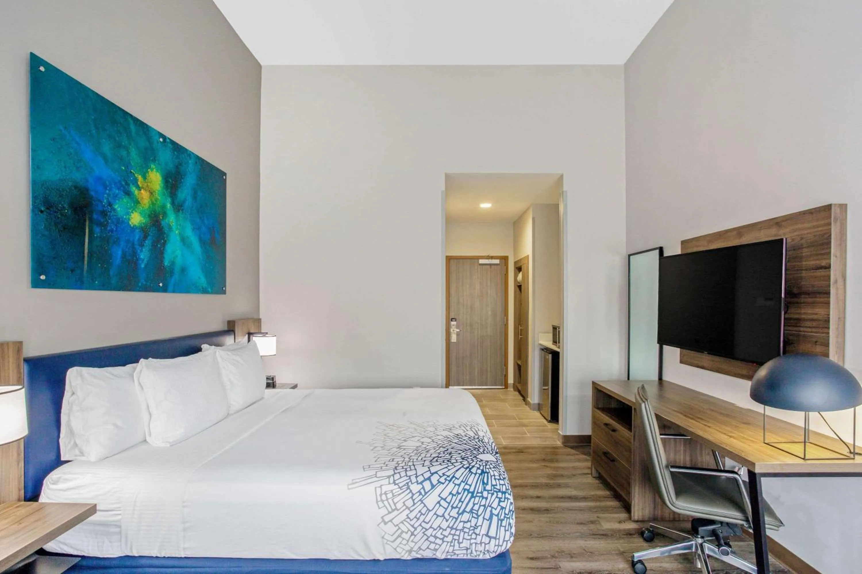 Photo of the whole room, Bed in La Quinta Inn & Suites by Wyndham Miramar Beach-Destin