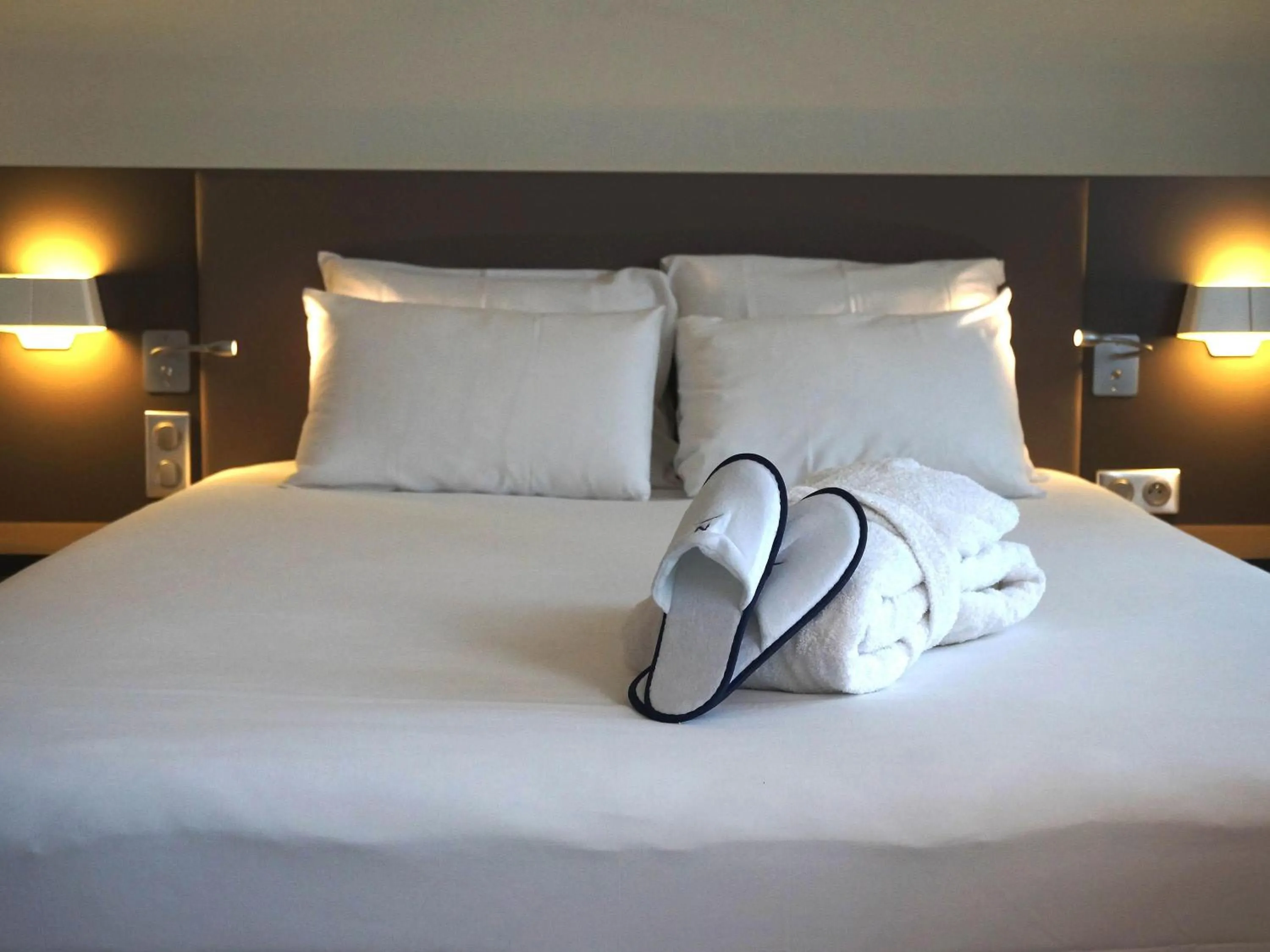 Bedroom, Bed in Novotel Suites Lille Europe