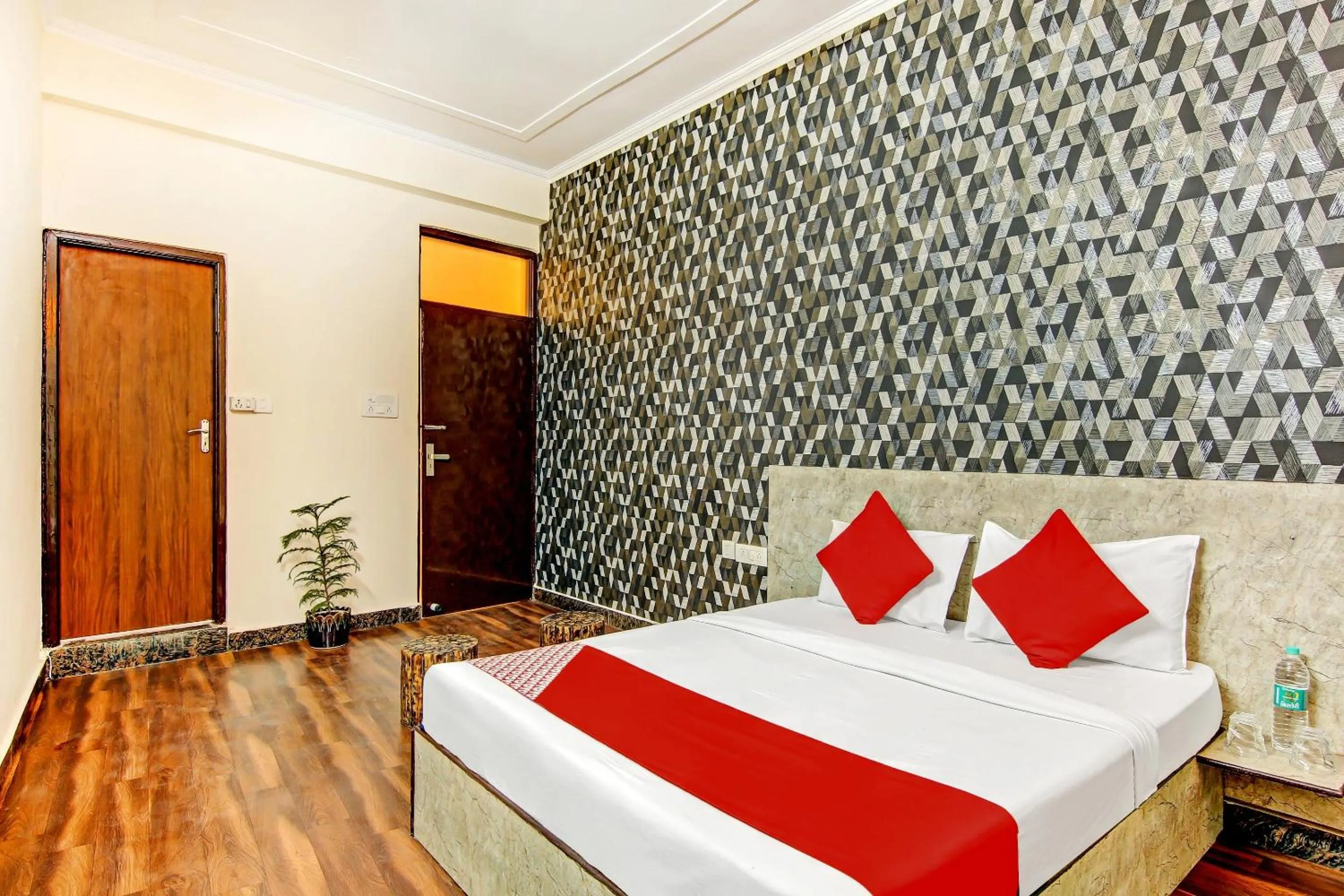 Facade/entrance, Bed in Super Hotel O SKY INN