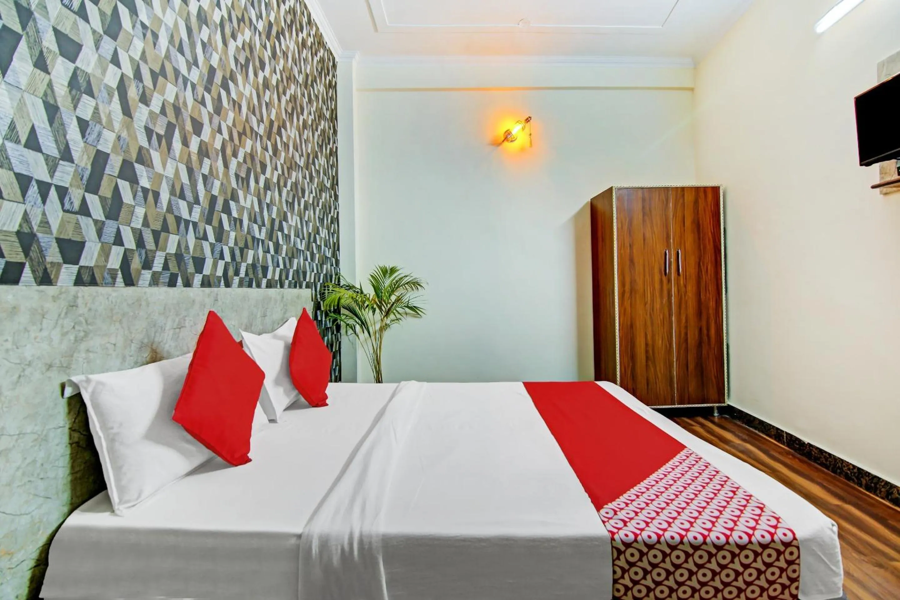 Facade/entrance, Bed in Super Hotel O SKY INN