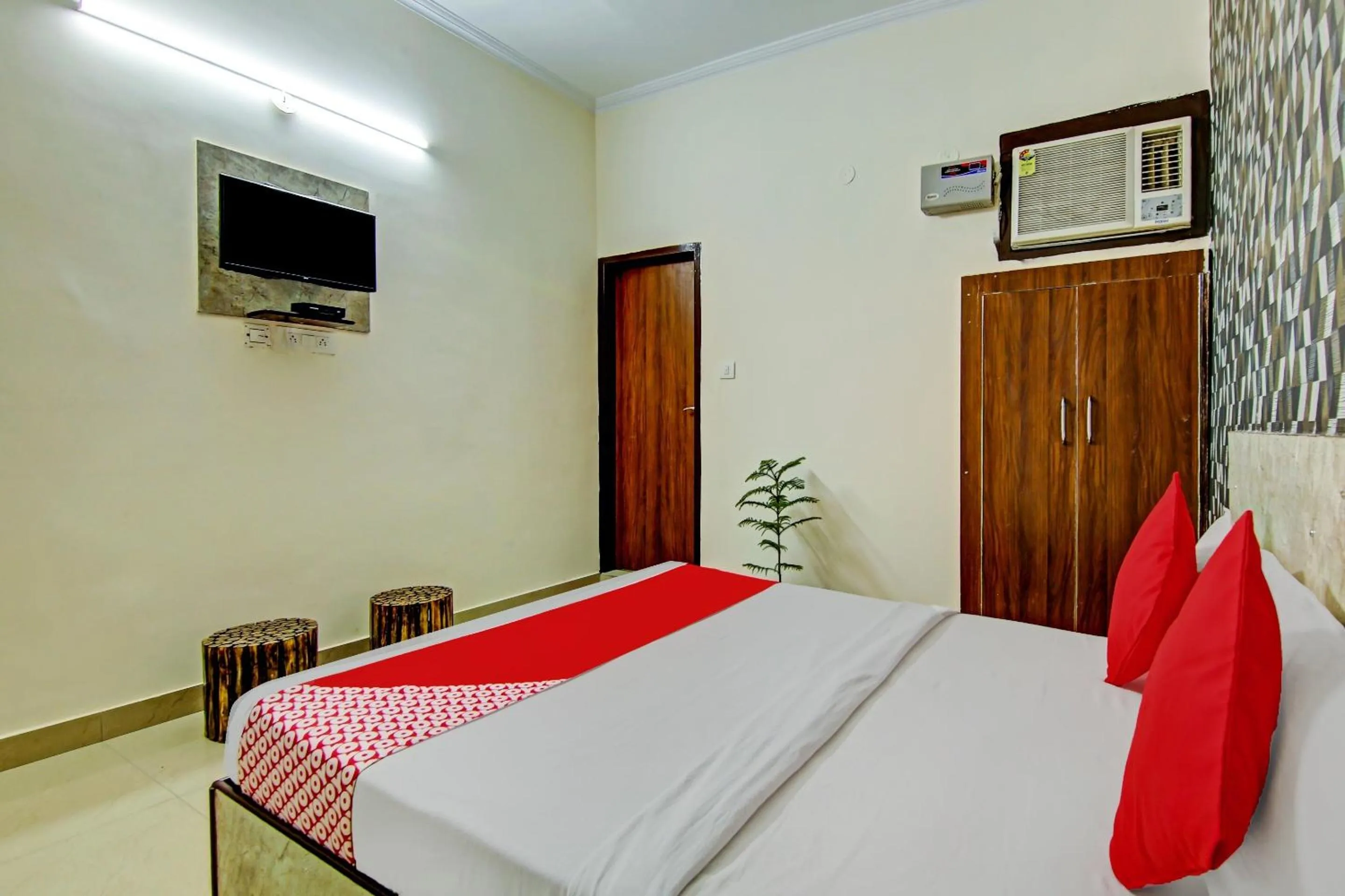 Facade/entrance, Bed in Super Hotel O SKY INN