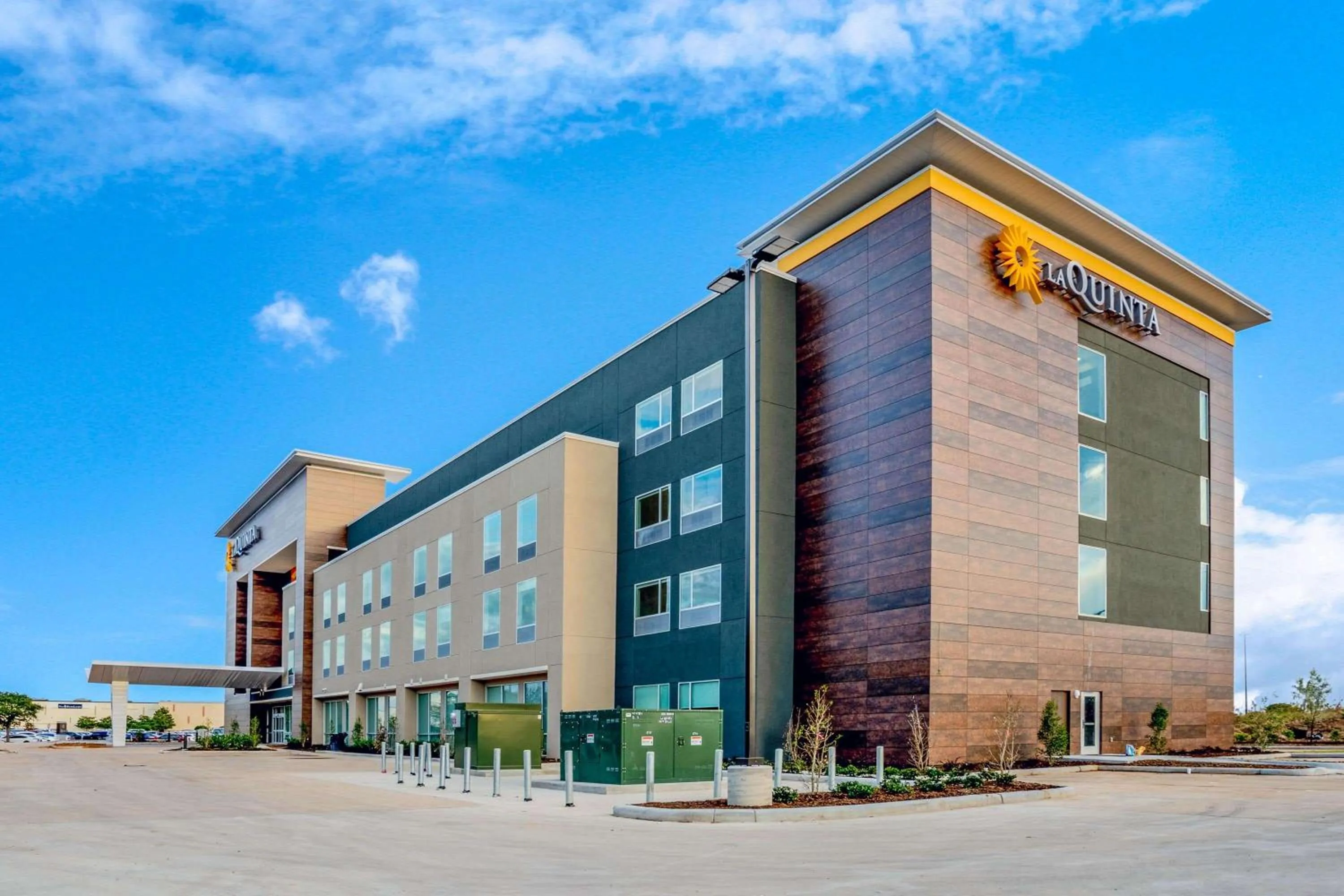 Property building in La Quinta Inn & Suites Katy-Mills by Wyndham Katy