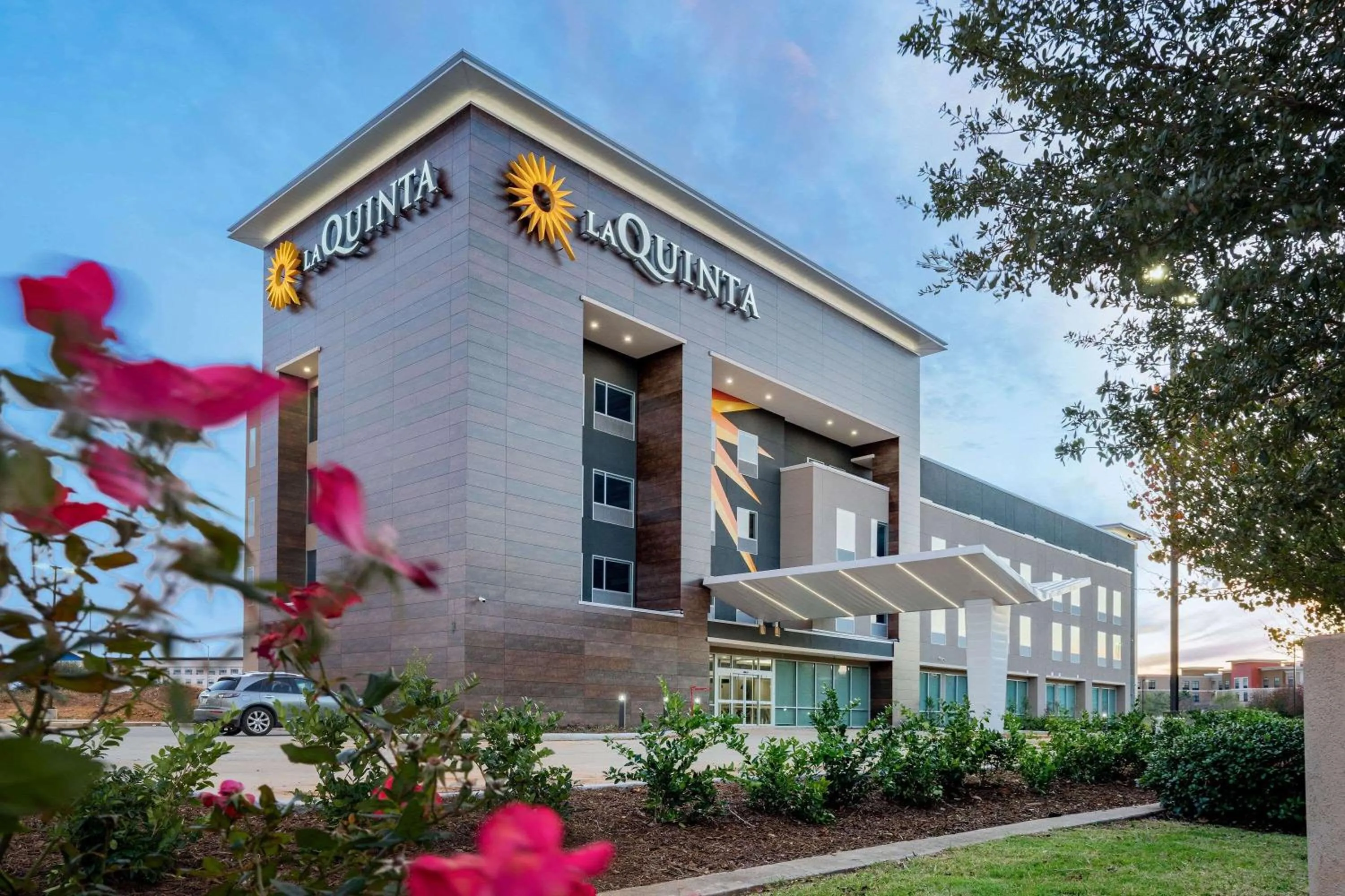 Property building in La Quinta Inn & Suites Katy-Mills by Wyndham Katy