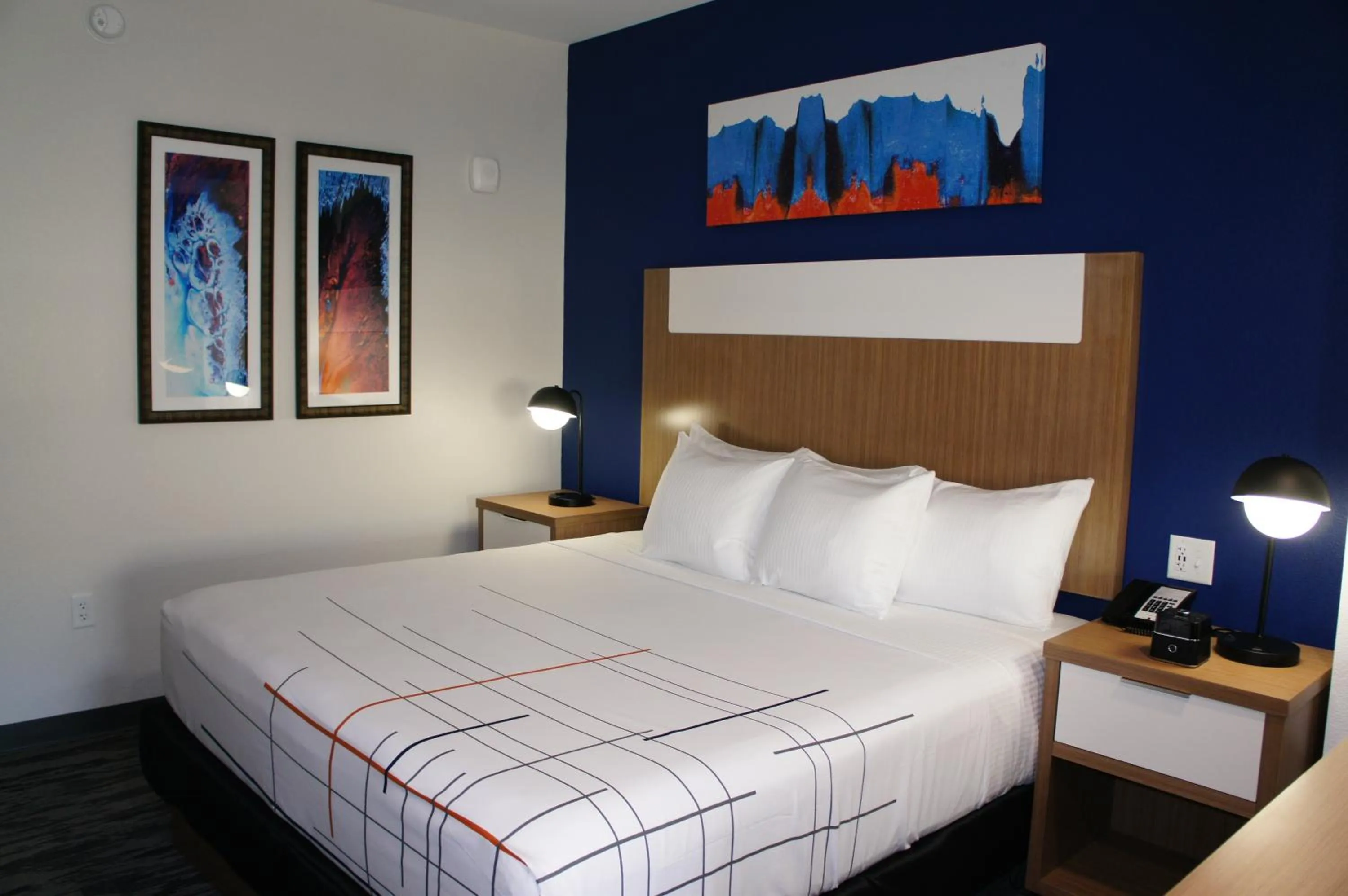 Photo of the whole room, Bed in La Quinta Inn & Suites Katy-Mills by Wyndham Katy