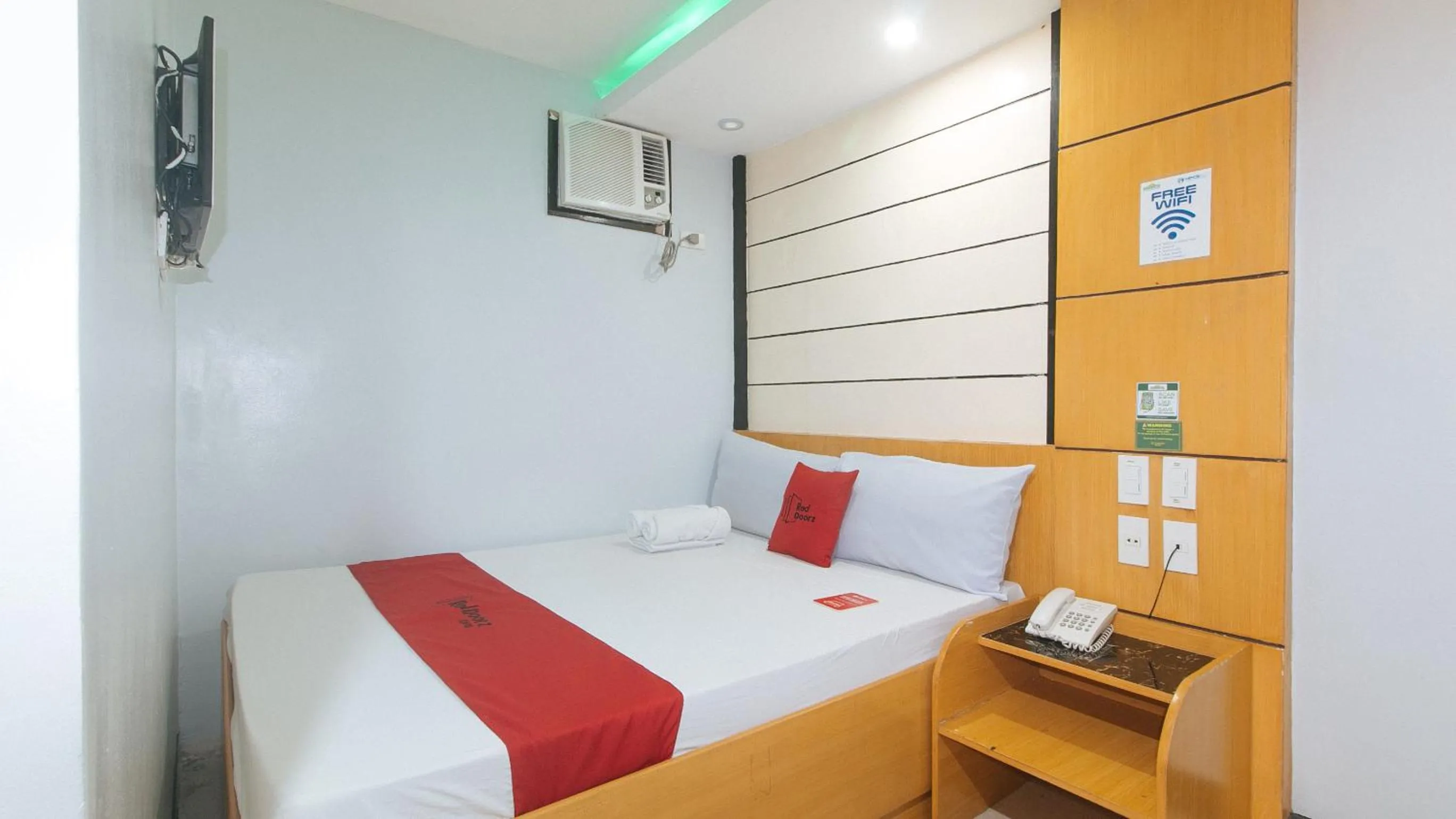 Bed in RedDoorz at Ranchotel Alabang