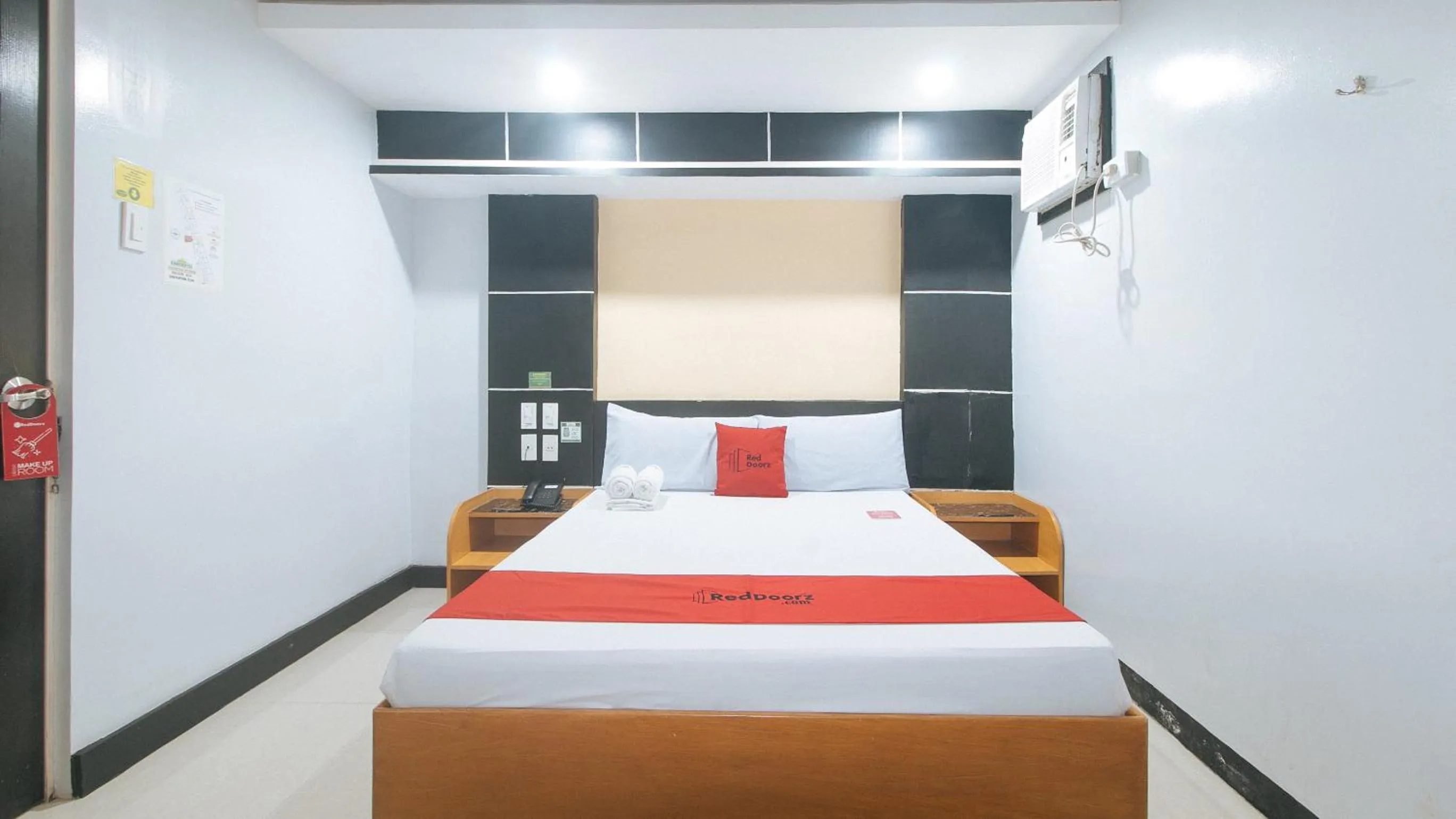 Bed in RedDoorz at Ranchotel Alabang