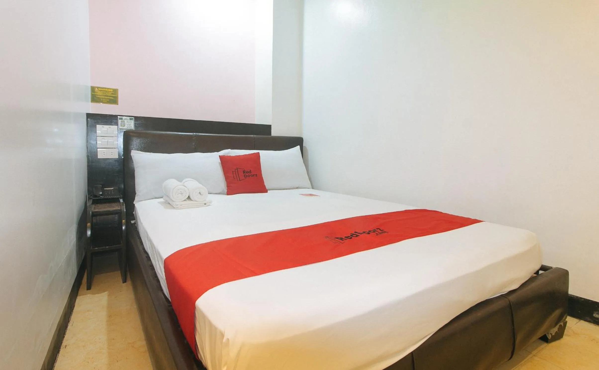 Bed in RedDoorz at Ranchotel Alabang
