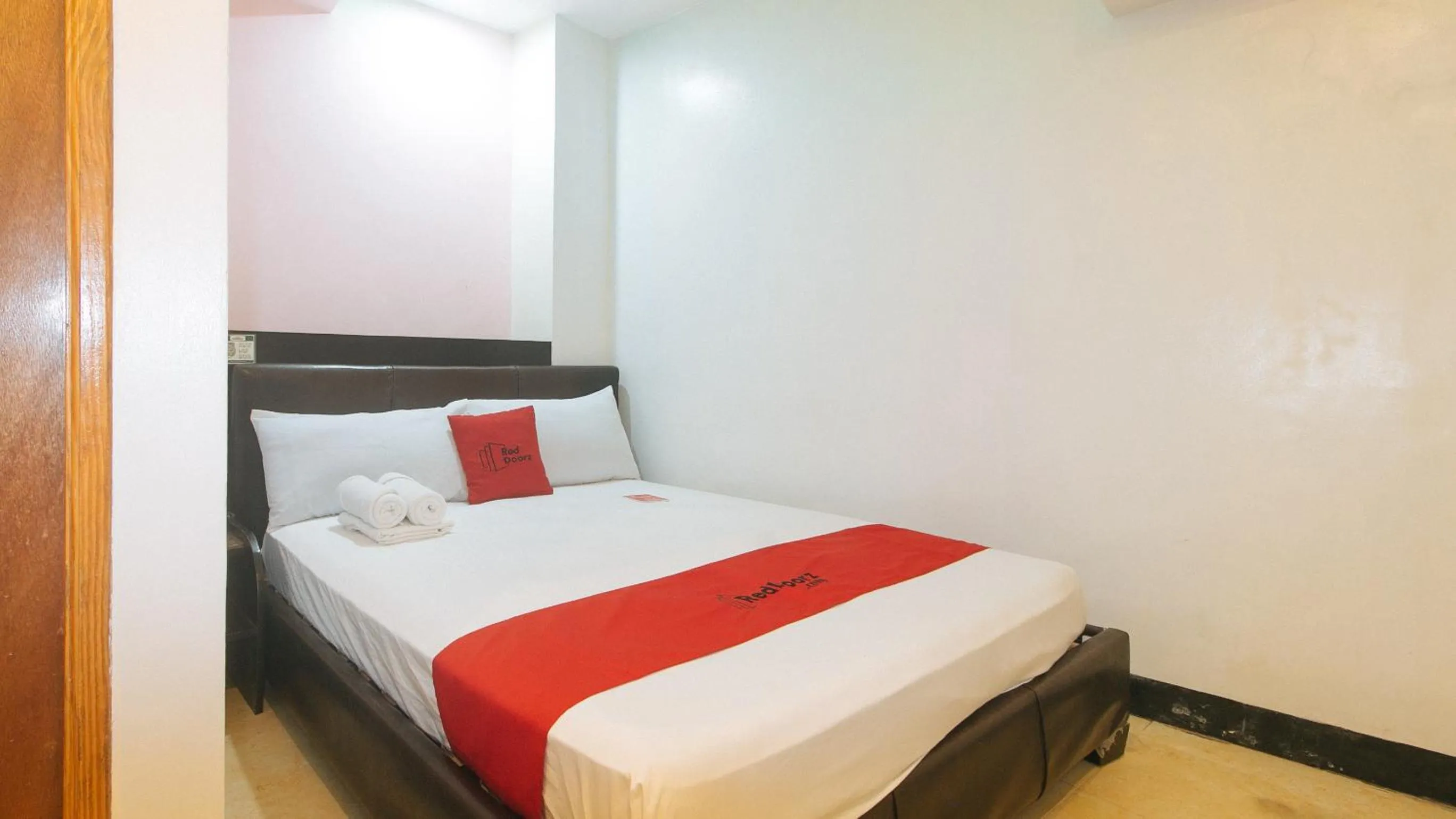 Bed in RedDoorz at Ranchotel Alabang