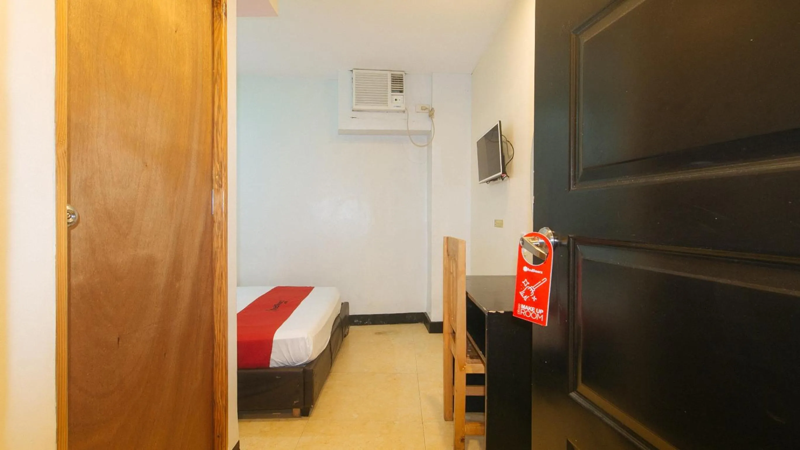 Bed in RedDoorz at Ranchotel Alabang