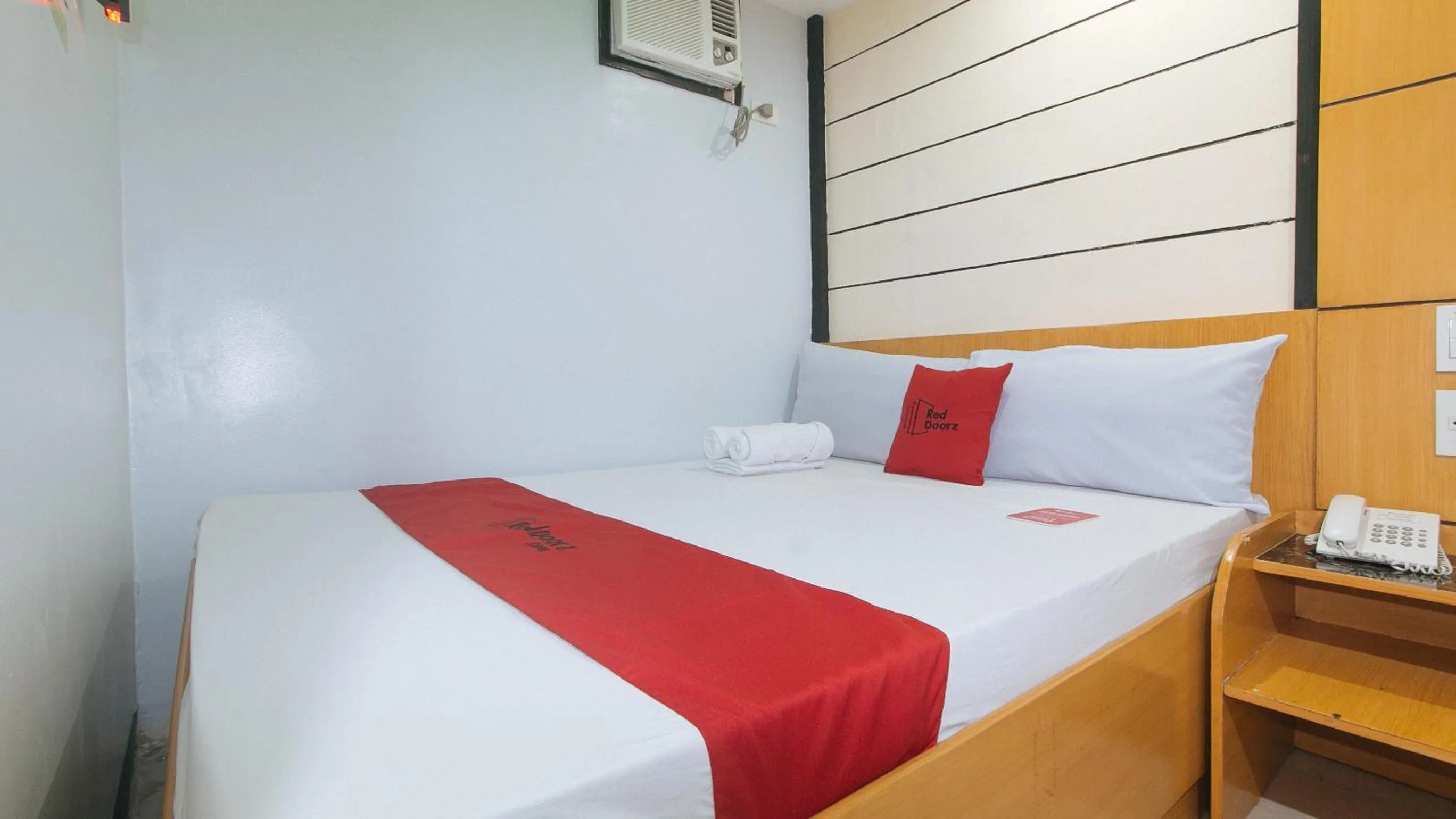 Bed in RedDoorz at Ranchotel Alabang