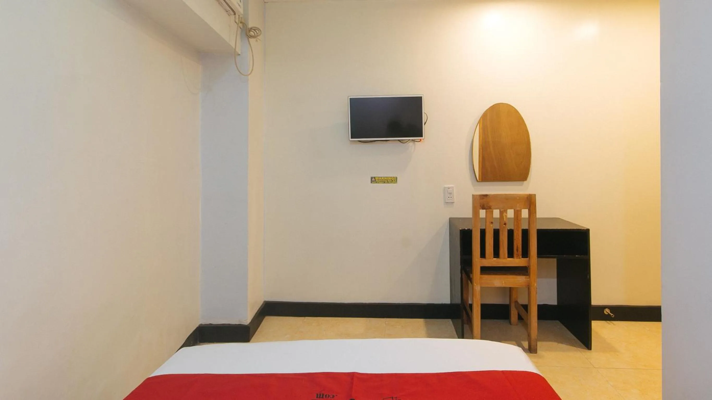 TV and multimedia, Bed in RedDoorz at Ranchotel Alabang