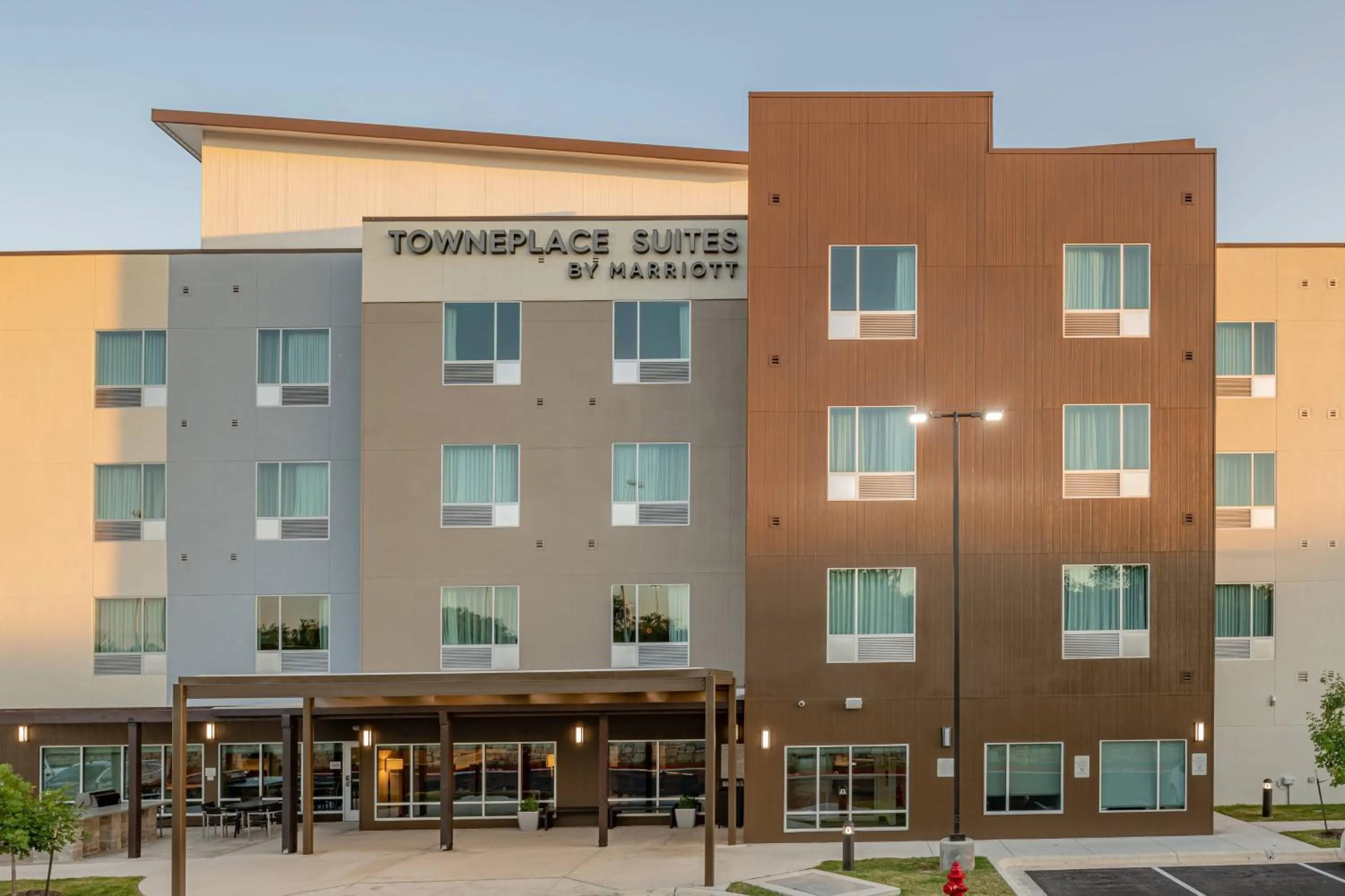 Property building in TownePlace Suites Austin South