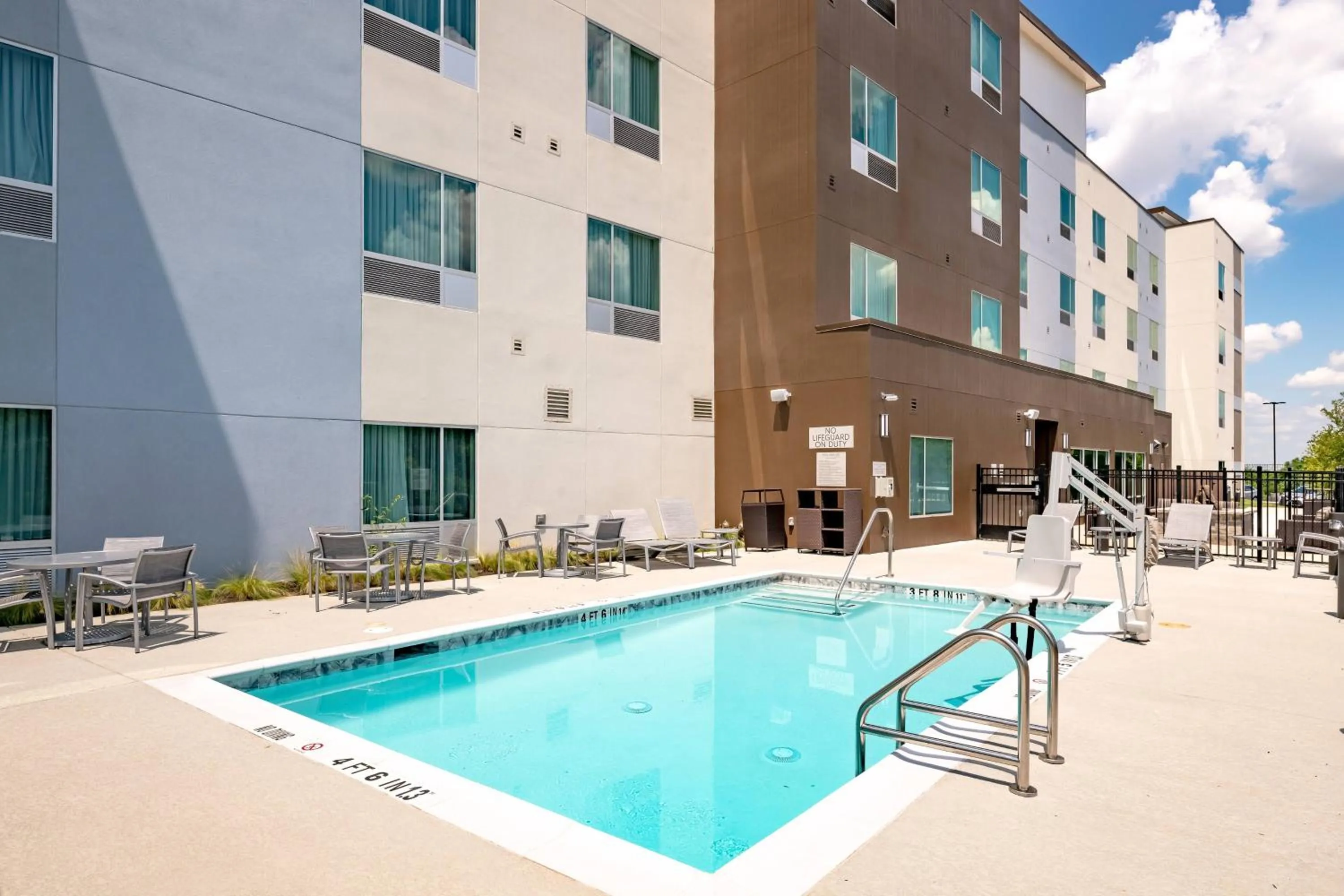 Swimming pool in TownePlace Suites Austin South