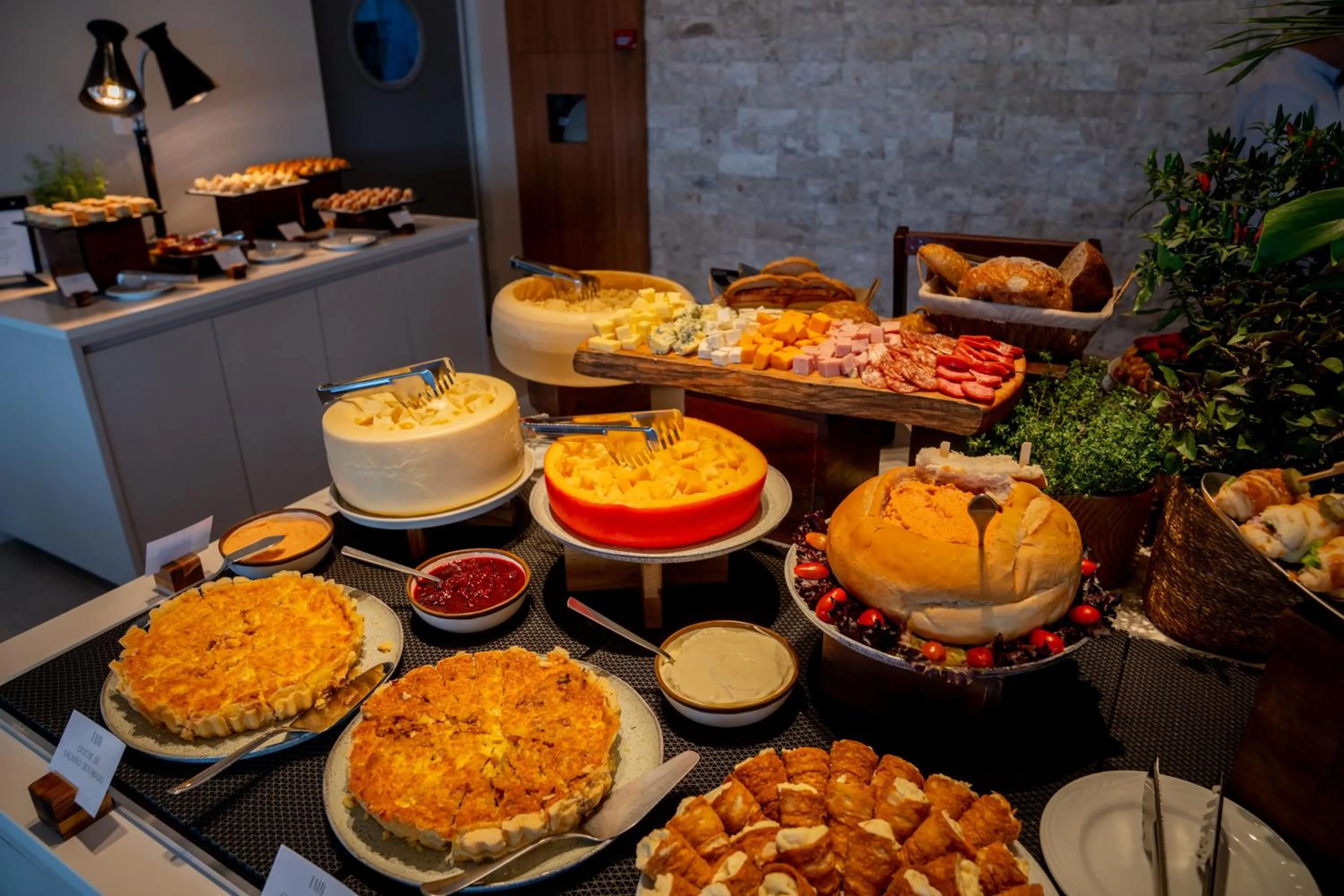 Restaurant/places to eat in Monthez Hotel & Eventos