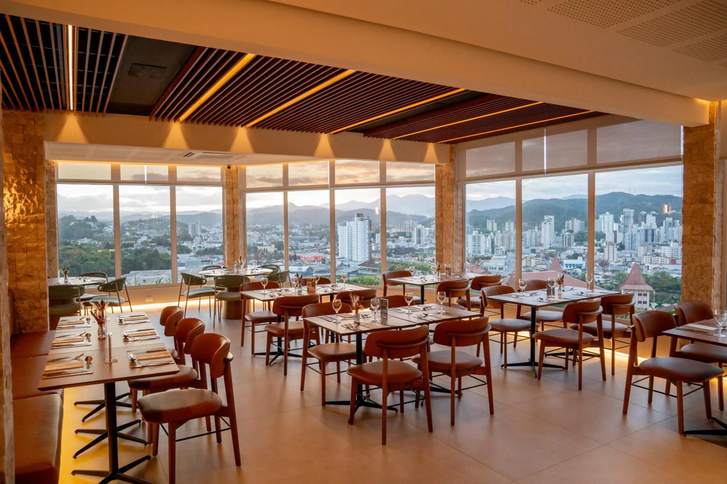 Restaurant/places to eat in Monthez Hotel & Eventos