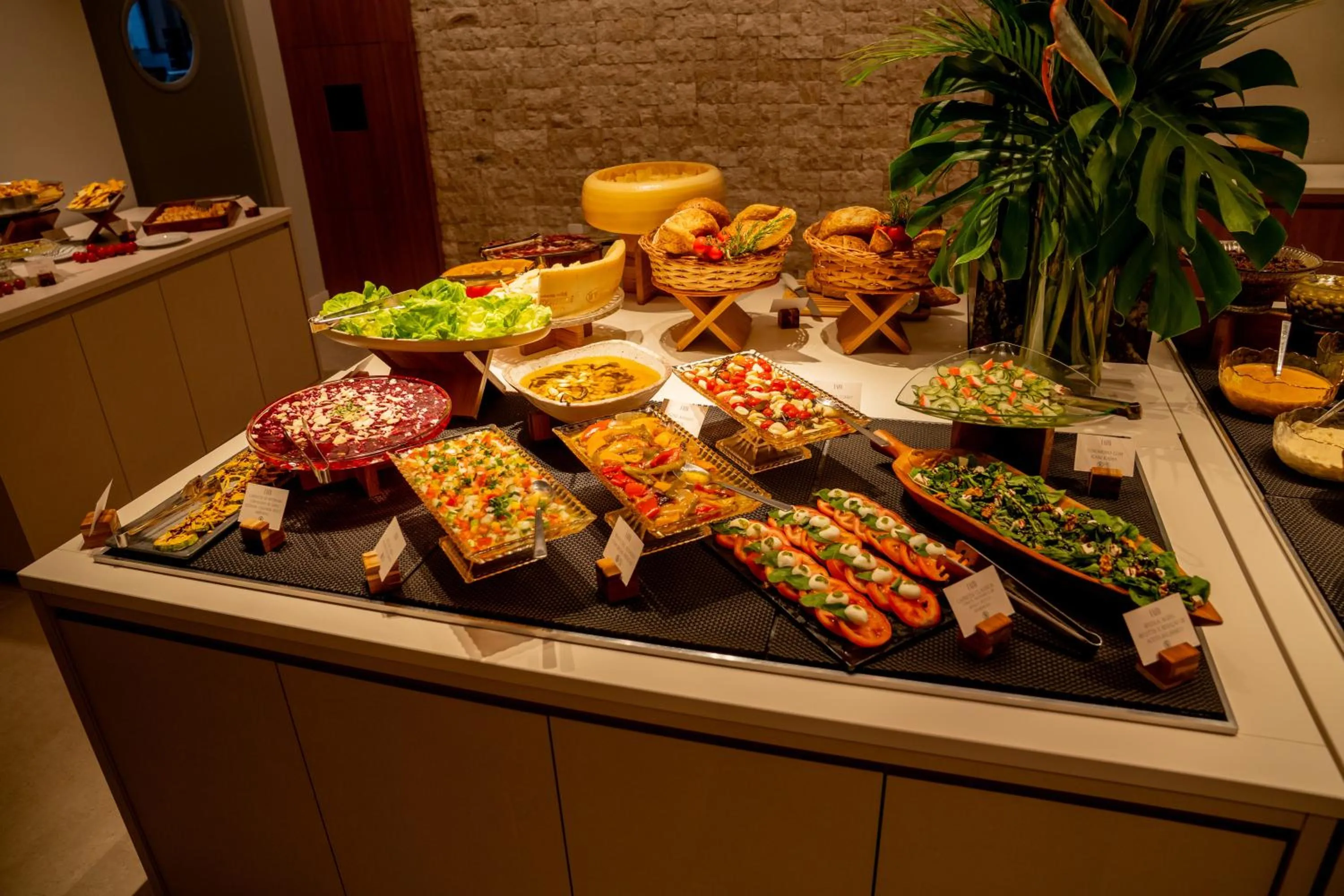 Restaurant/places to eat in Monthez Hotel & Eventos