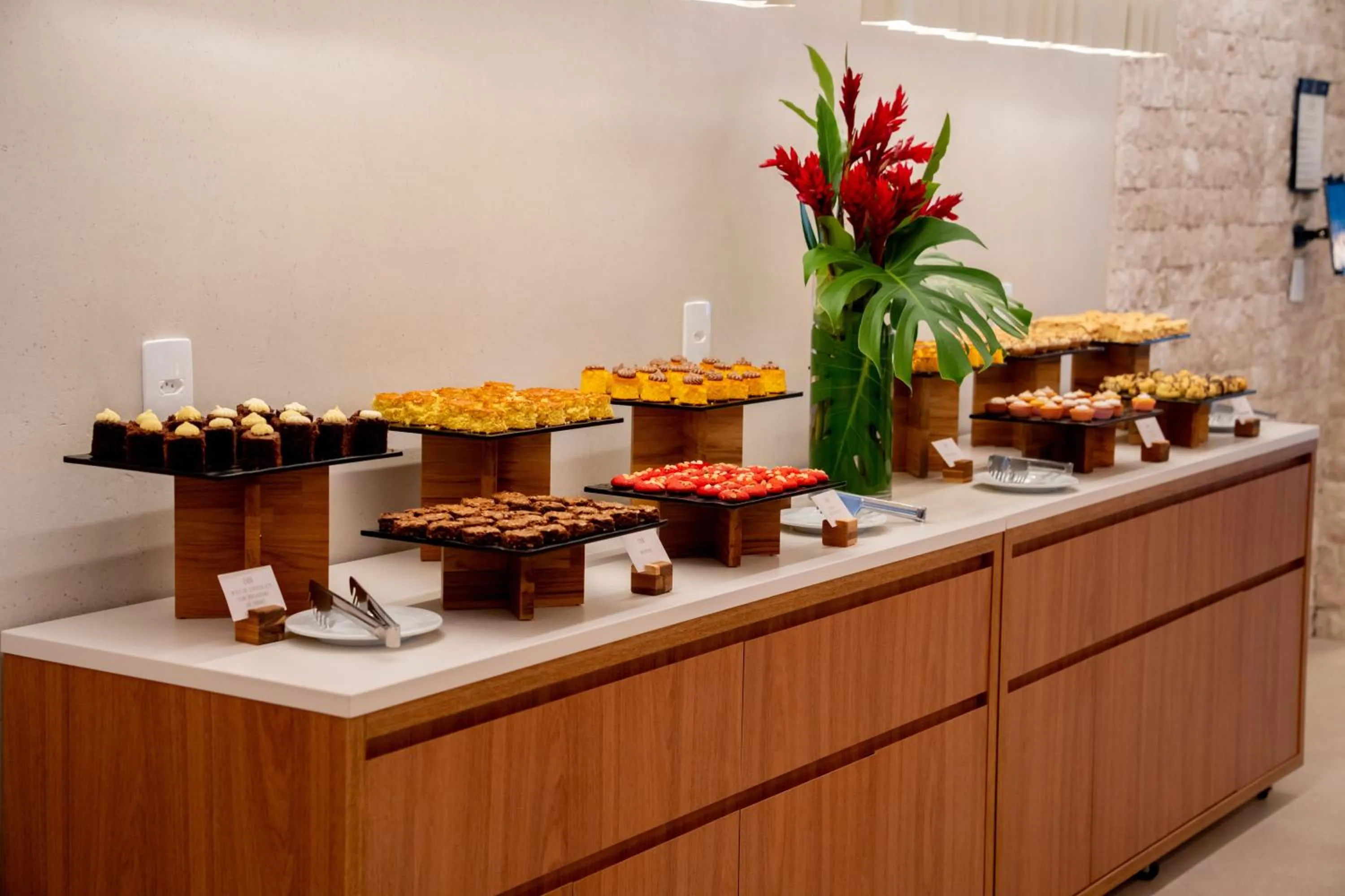 Restaurant/places to eat in Monthez Hotel & Eventos