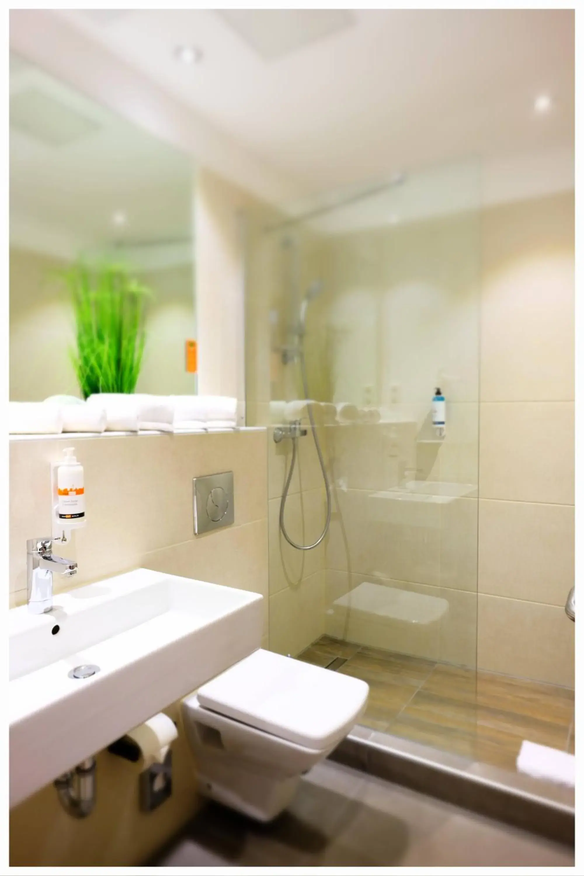 Family Room (2 Adults + 1 Child) in Motel Plus Berlin Family Room (2 Adults + 1 Child) in Motel Plus Berlin