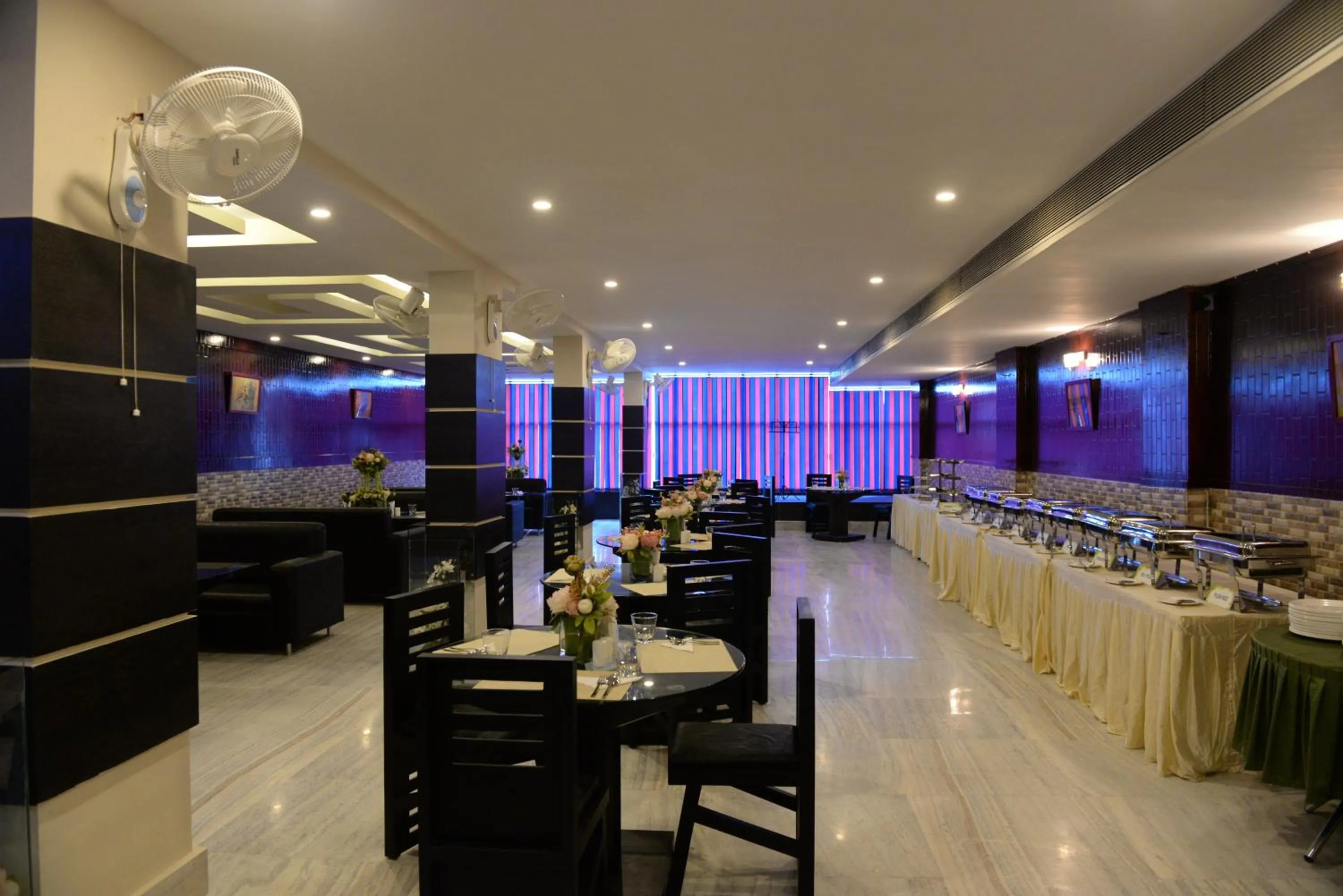 Restaurant/places to eat in Hotel Lake Shilloi