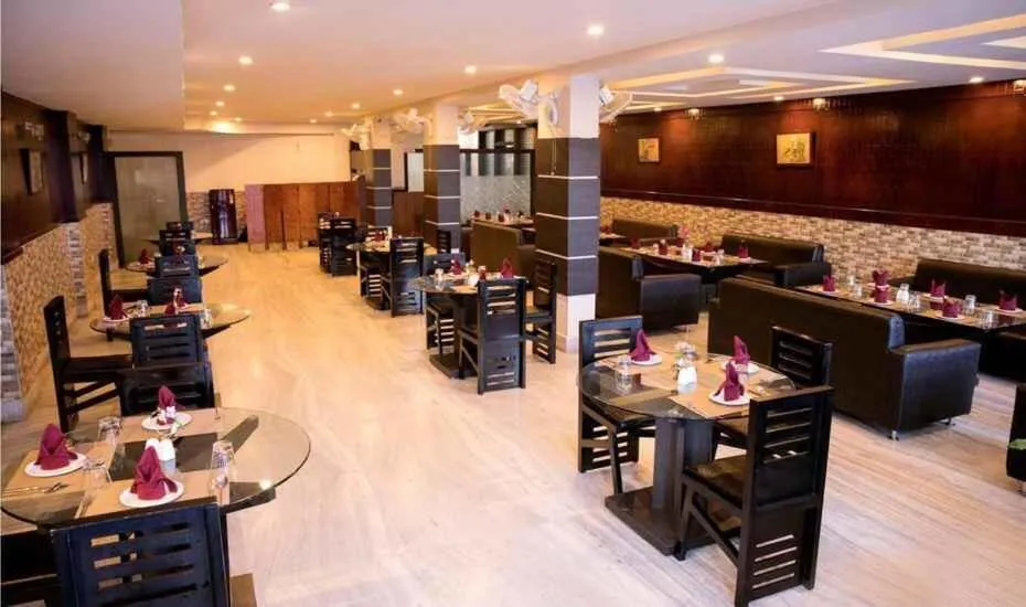 Restaurant/places to eat in Hotel Lake Shilloi