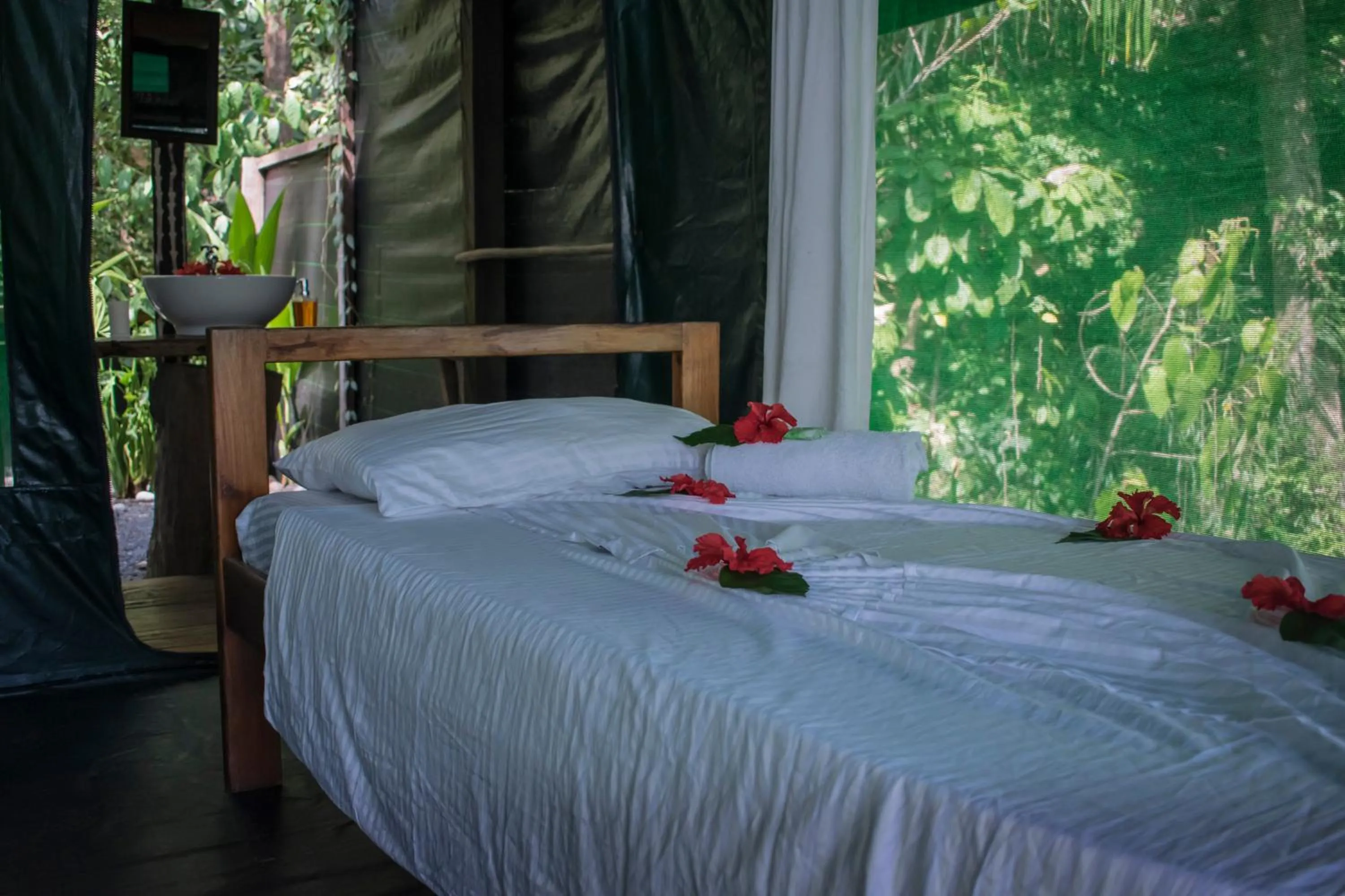 Bed in La Leona Eco Lodge