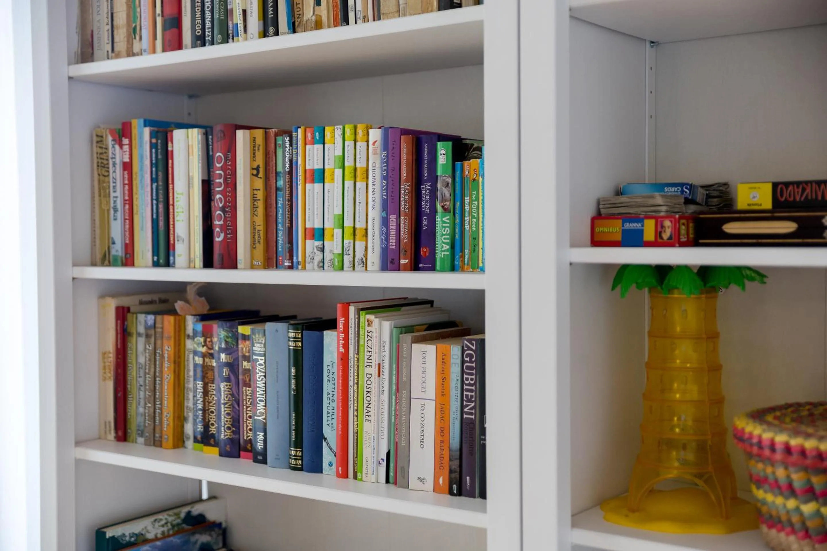 Library in Royal Route Apartment for 10 people by BookingHost