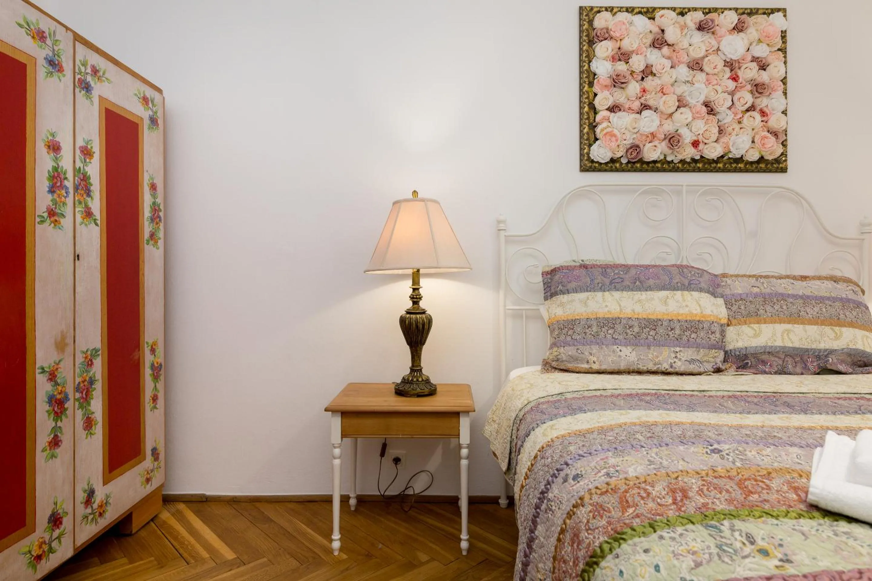 Bed in Royal Route Apartment for 10 people by BookingHost