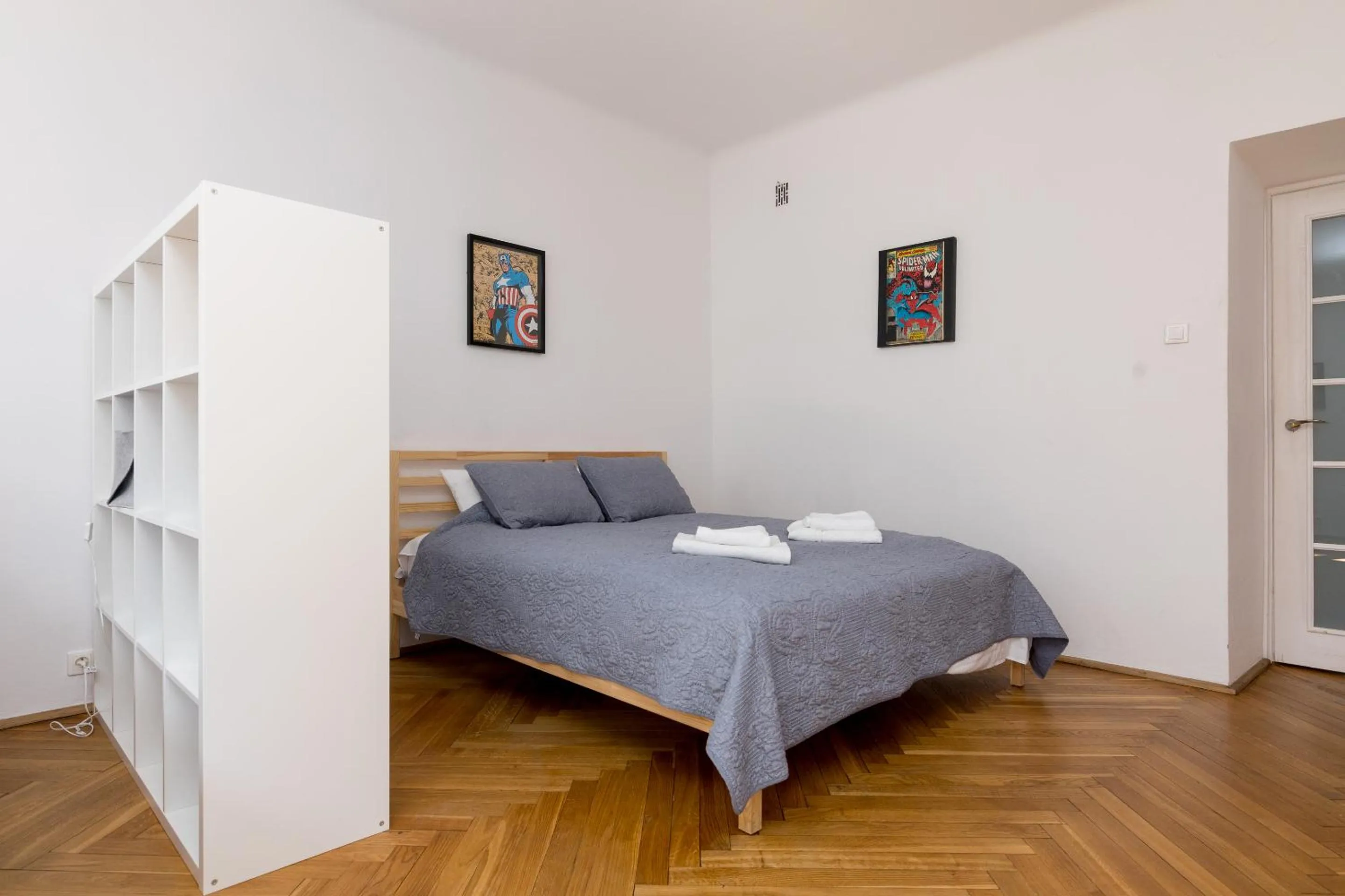 Bed in Royal Route Apartment for 10 people by BookingHost