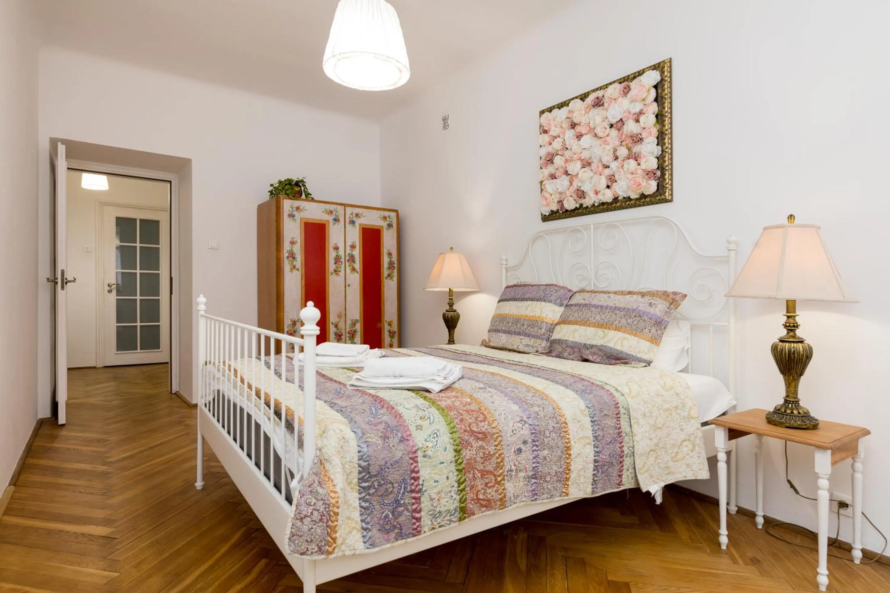 Bed in Royal Route Apartment for 10 people by BookingHost