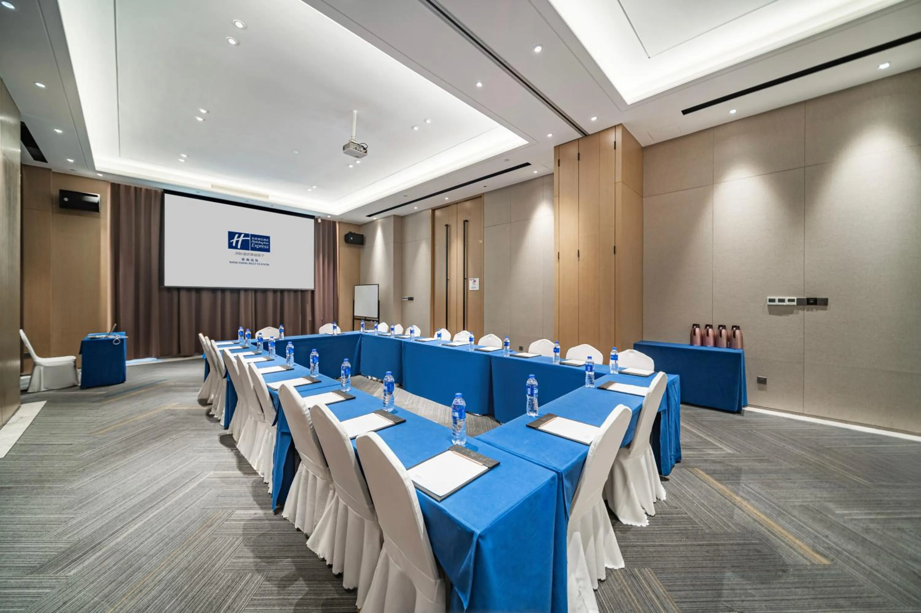Meeting/conference room in Holiday Inn Express Nanchang West Station by IHG